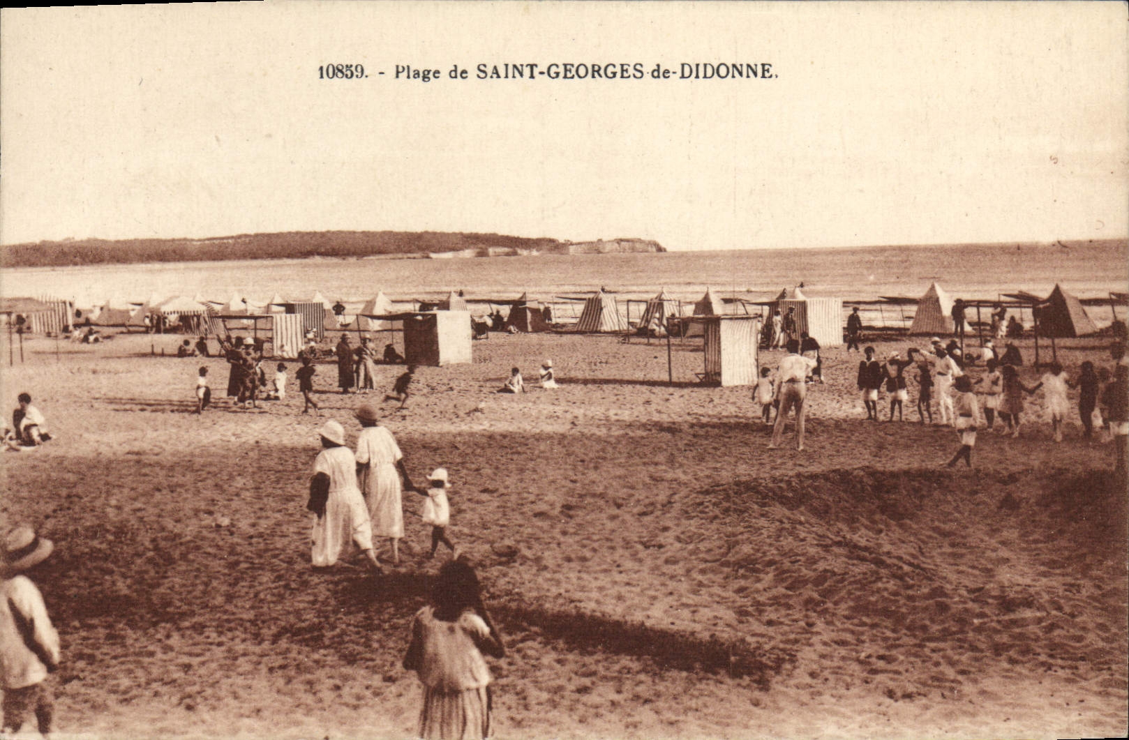 Plage de SAINT-GEORGES-de-DIDONNE — vue animée avec tentes et baigneurs — éditeur R. Bergerin, La Rochelle
