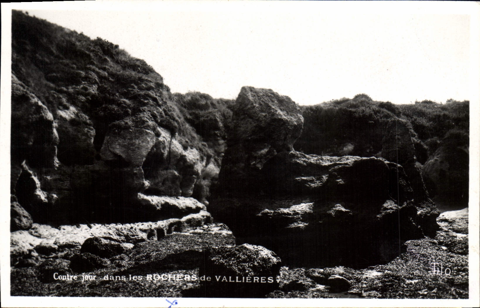 CPM Contre jour dans les Rochers de Vallieres 