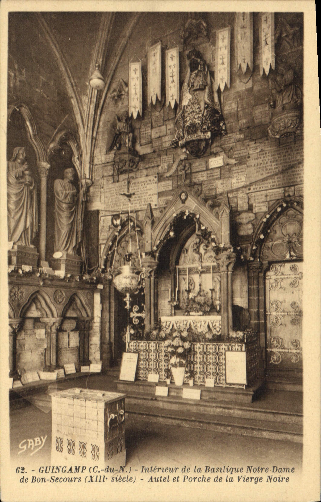 Guingamp (C.-du-N.) - Intérieur de la Basilique Notre-Dame de Bon-Secours (XIIIe siècle) - Autel et Porche de la Vierge Noire