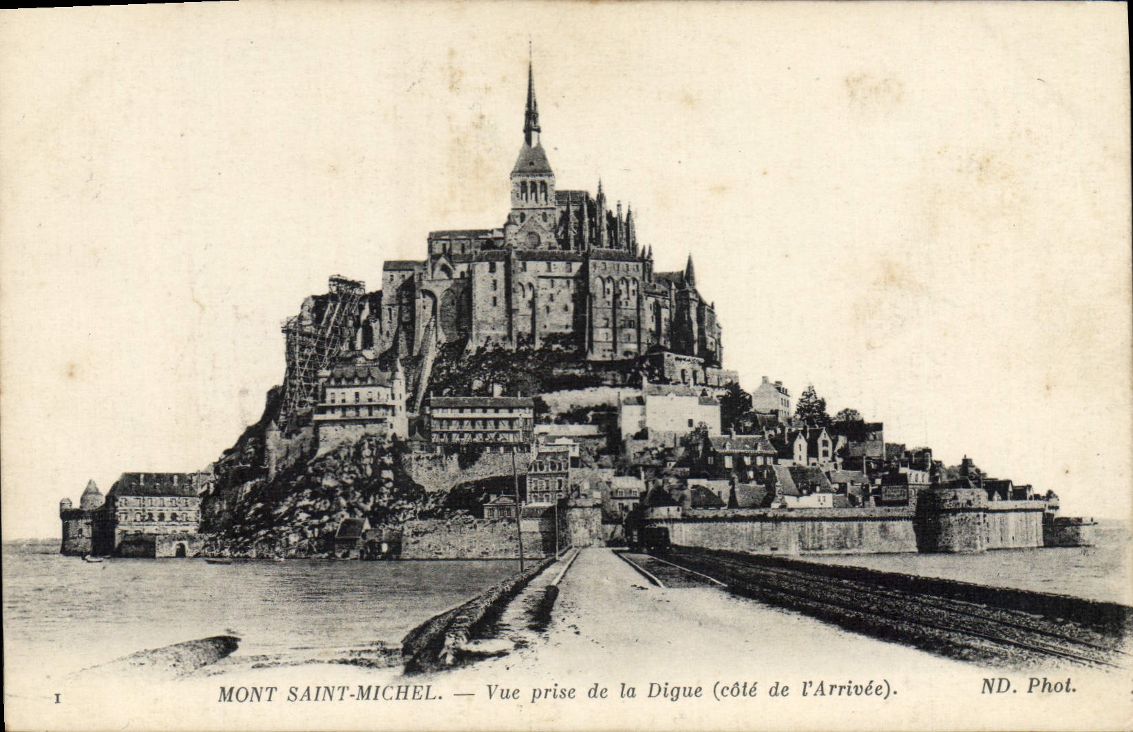CPA Mont Saint Michel Vue prise de la Digue Cote de l'arrivee