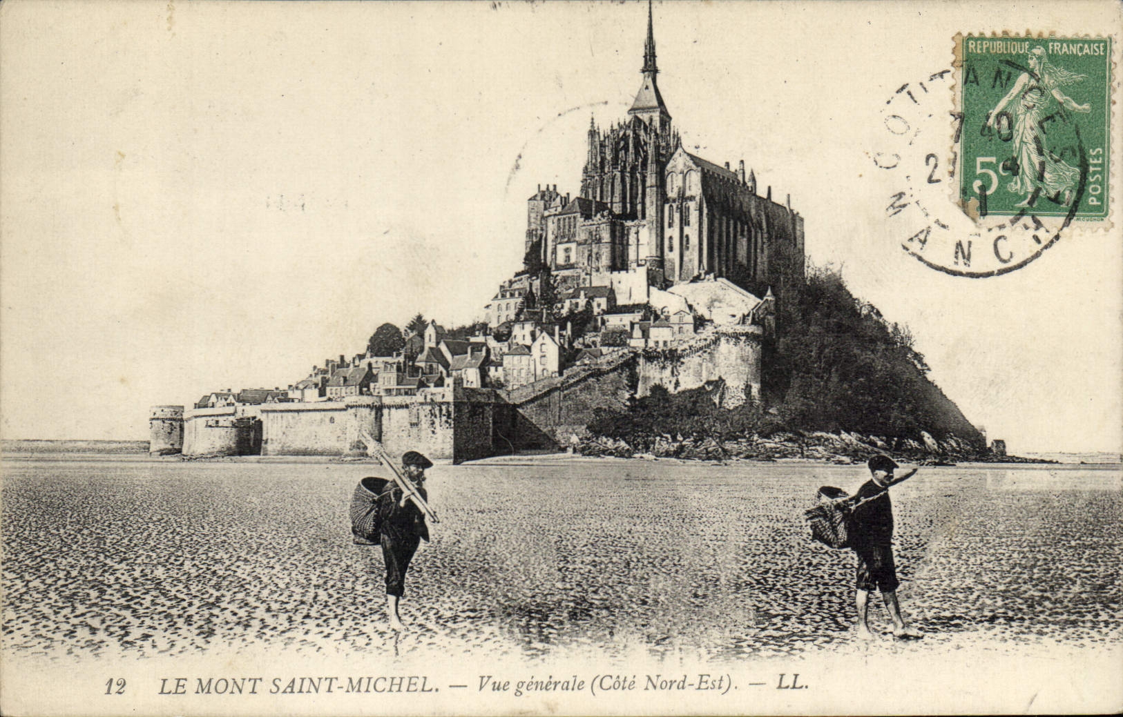 CPA Le Mont Saint Michel Vue generale Pecheurs Peche