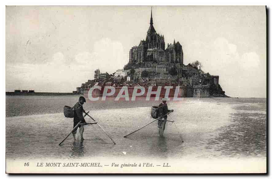 CPA Le Mont Saint Michel Vue generale a l'Est Pecheurs Peche