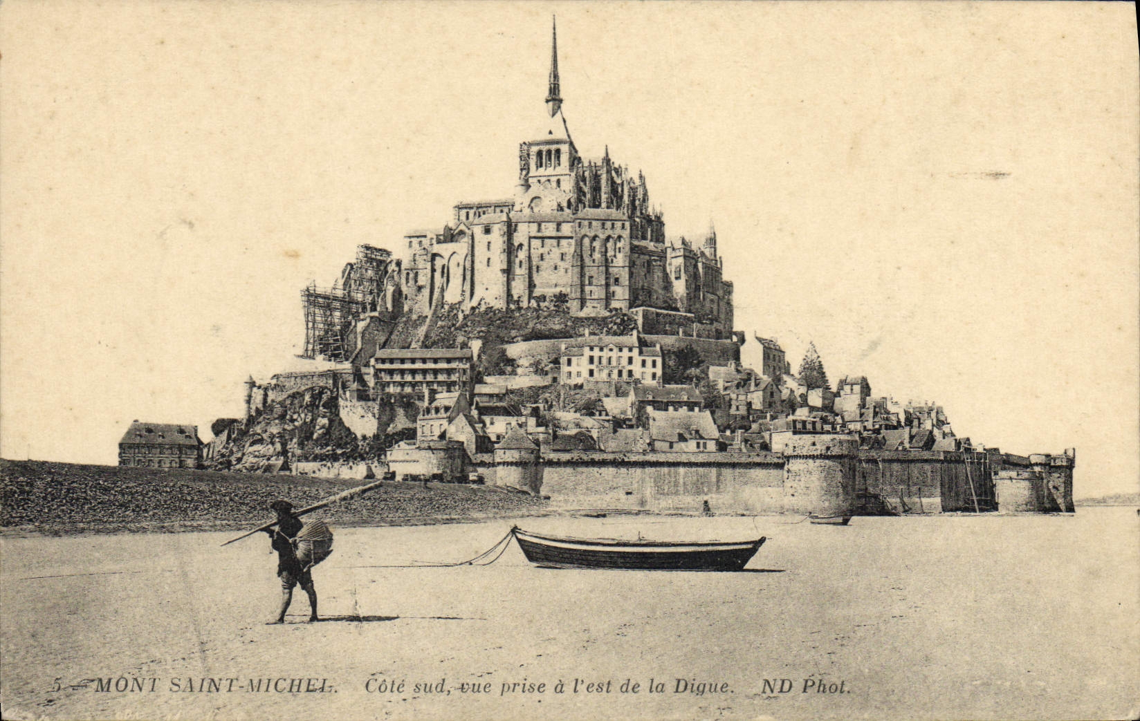 CPA Mont Saint Michel Cote sud vue prise a l'est de la Digue Peche Pecheur