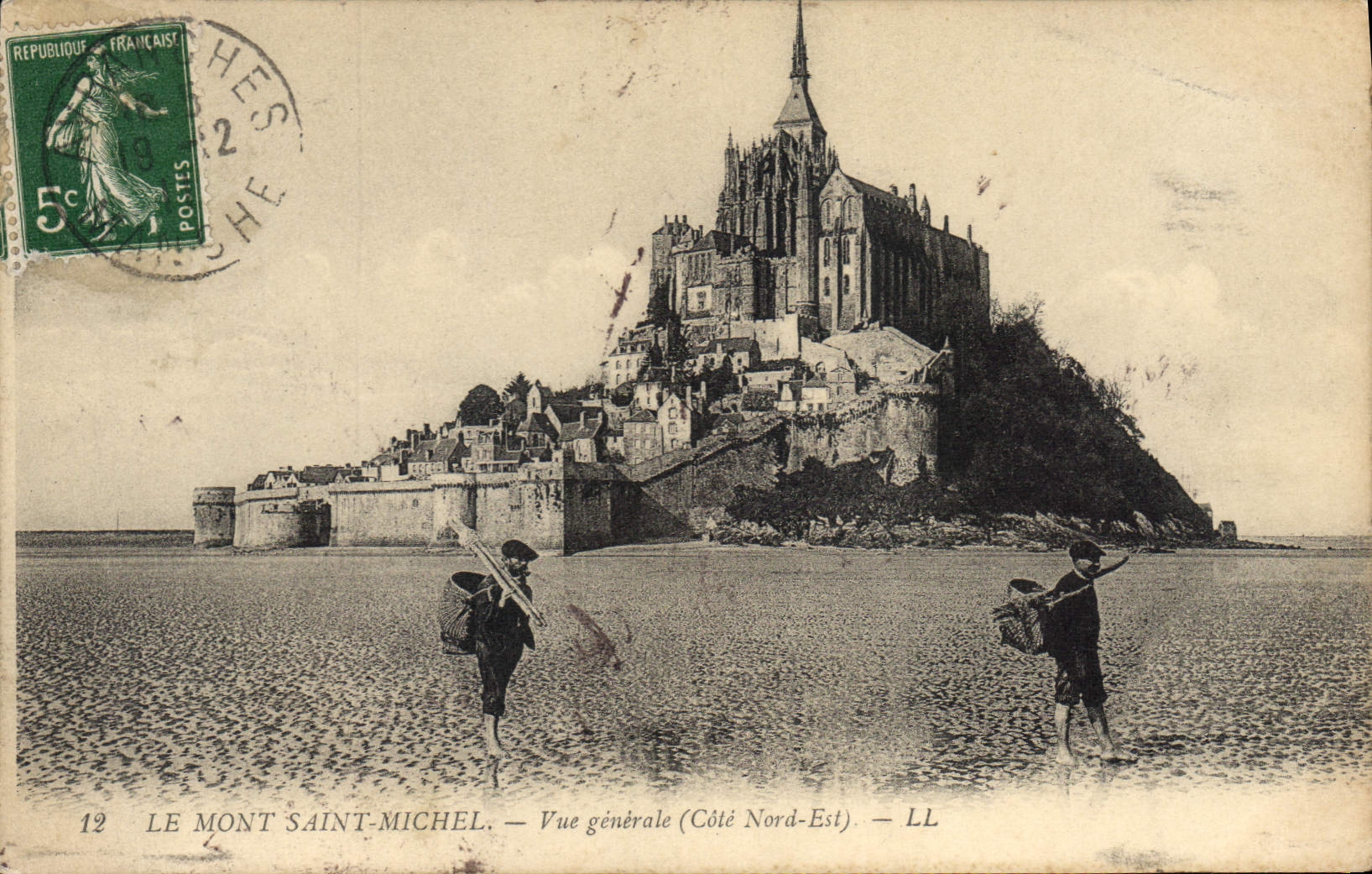CPA Le Mont Saint Michel Vue generale Peche Pecheur