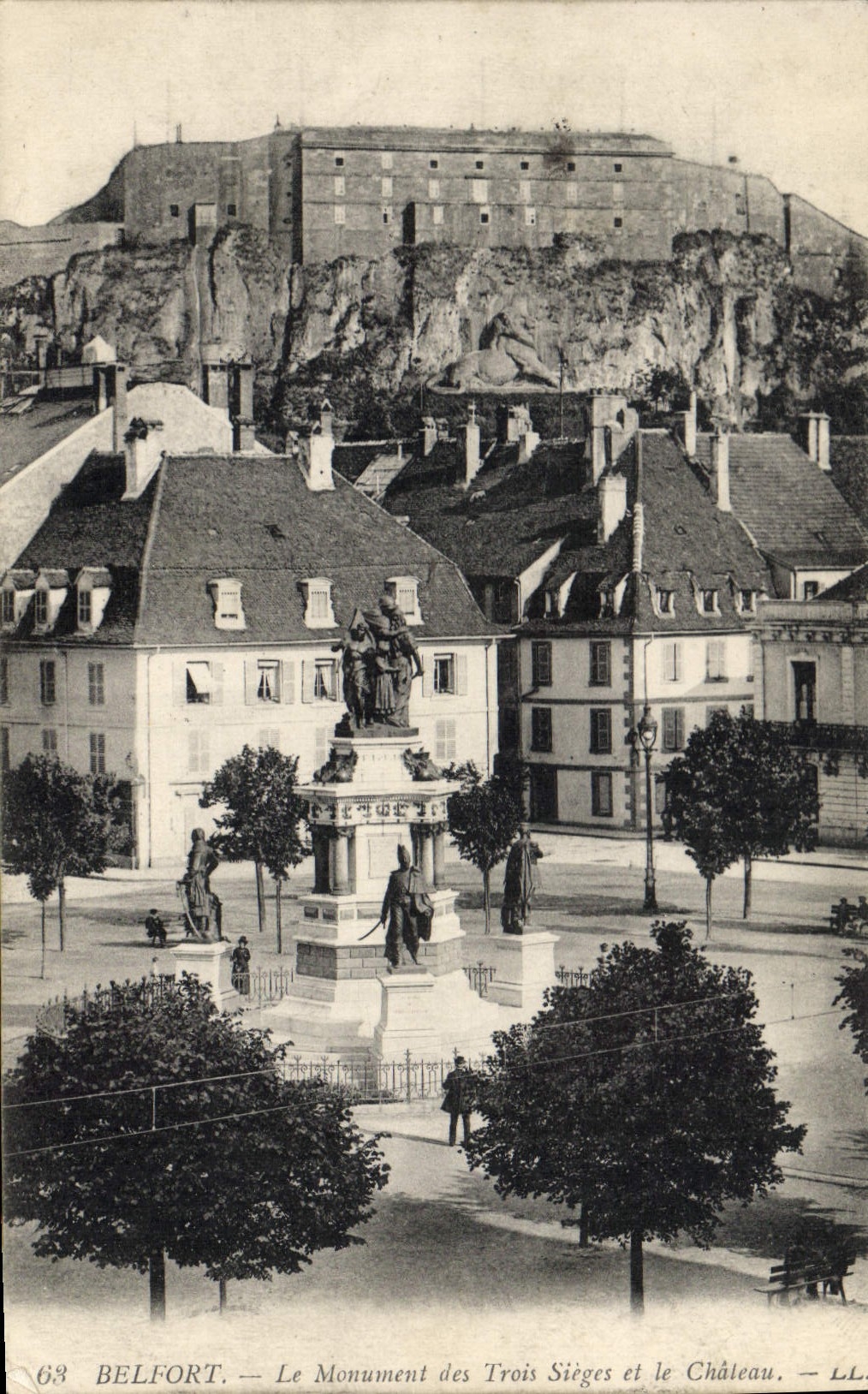 CPA Belfort Le Monument des Trois Sieges et le Chateau 