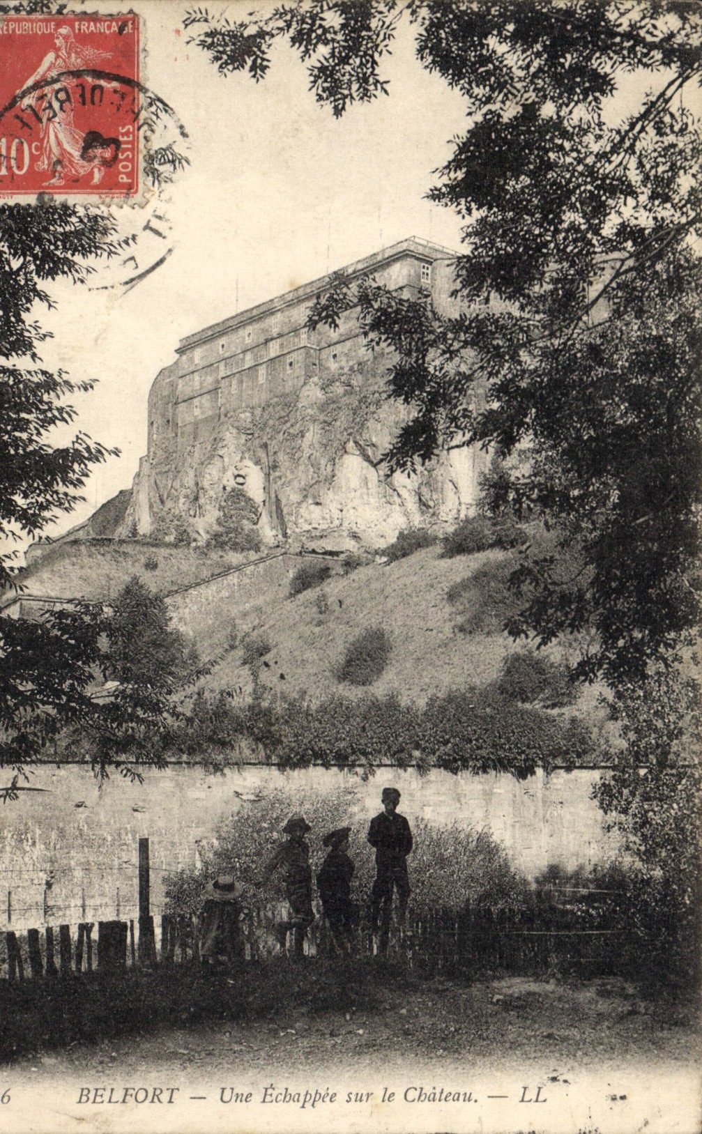 CPA Belfort Une Echappee sur le Chateau 