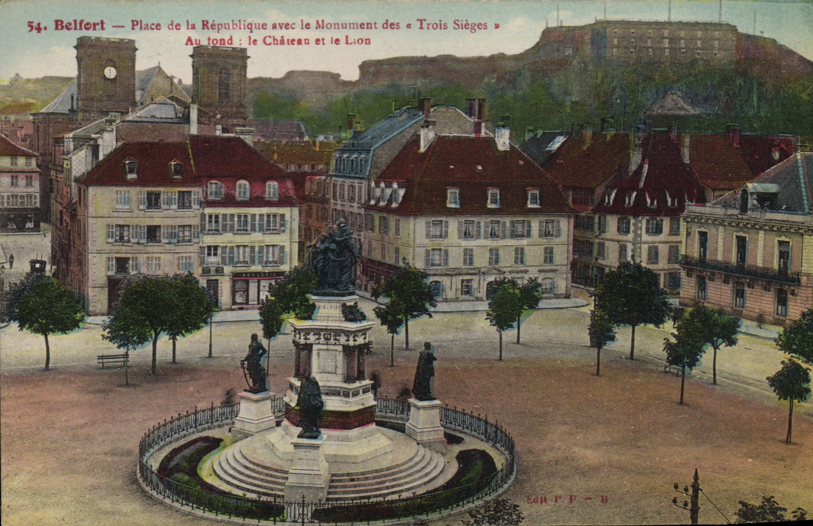 CPA Belfort Place de la Republique avec le Monument des Trois Sieges 