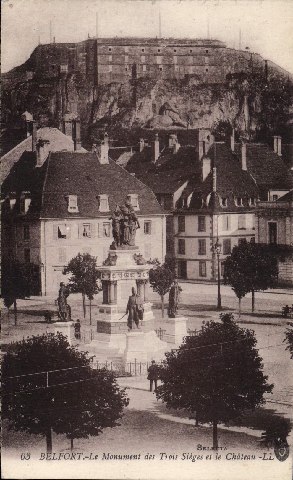 CPA Belfort Le Monument des Trois Sieges et le Chateau 