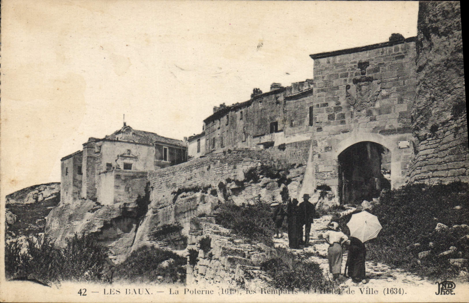 Les Baux — La Poterne (1619), les Remparts et Hôtel de Ville (1634) - Anverso