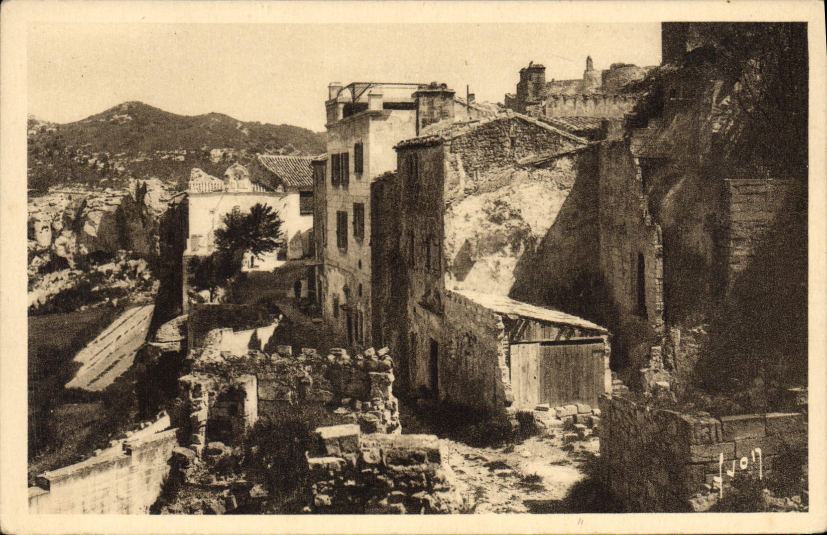 Les Baux (B.-du-R.) — Le Vallon de la Fontaine, avec la voie romaine — Les Éditions d'Art Wahn, Paris