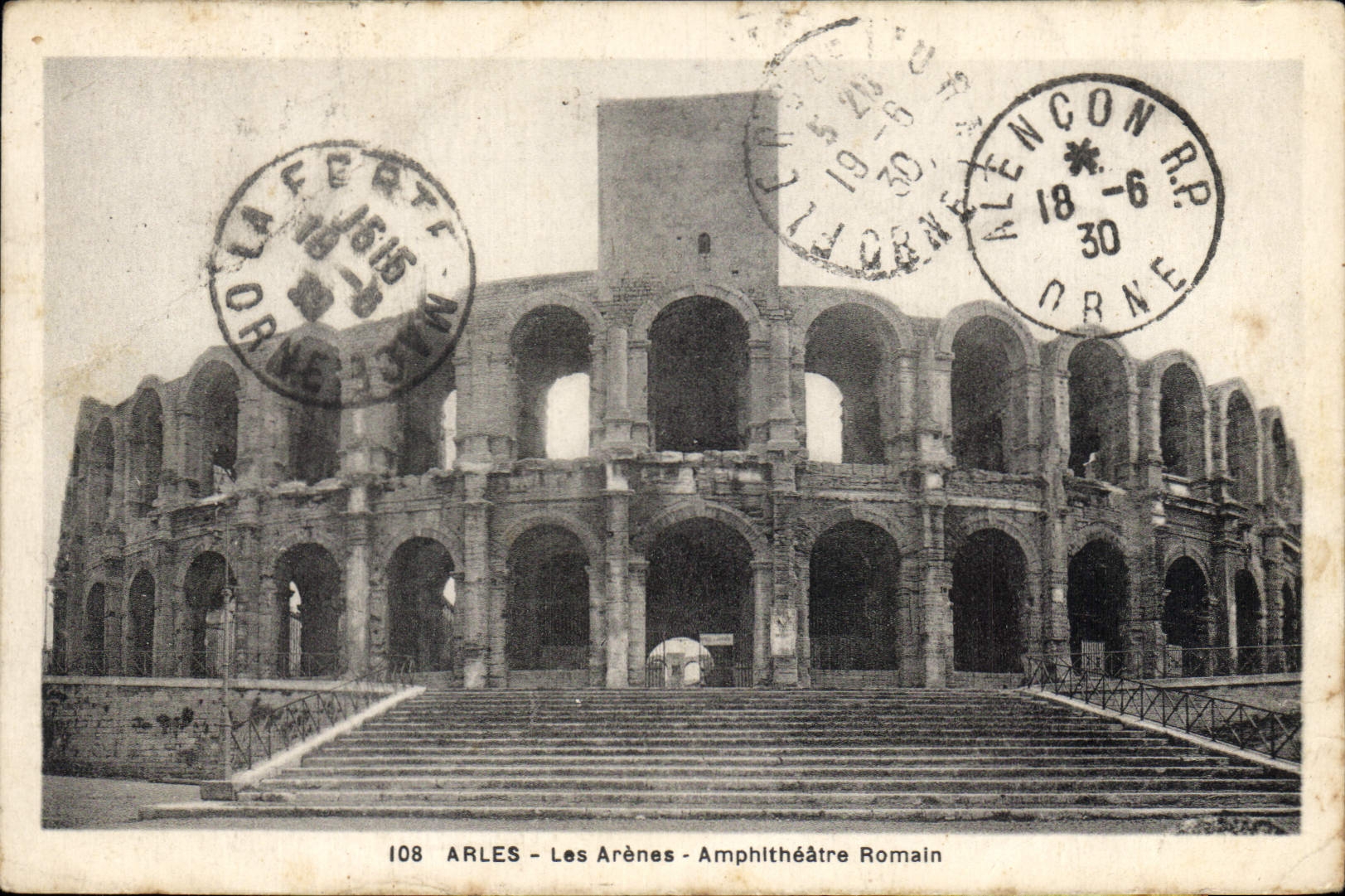 ARLES - Les Arènes - Amphithéâtre Romain — Verleger: Édit. L. Georges Arles, n° 108