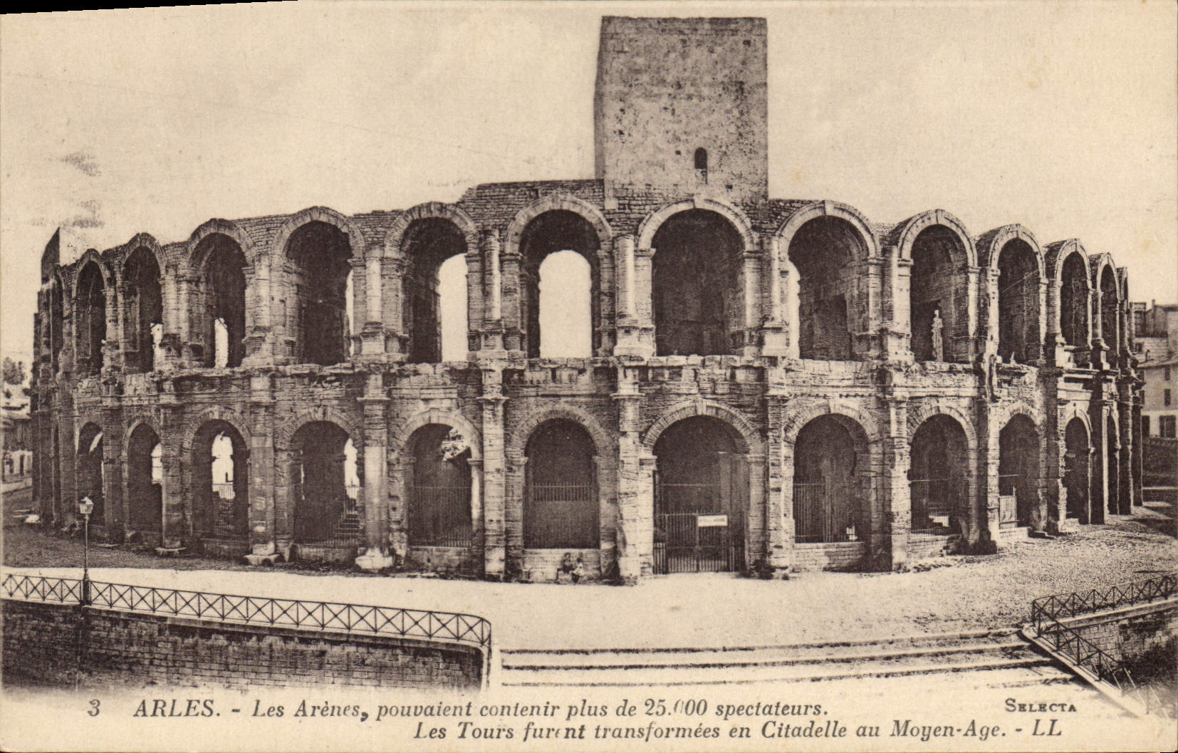 Arles - Les Arènes — Les Arènes pouvaient contenir plus de 25.000 spectateurs. Les Tours furent transformées en Citadelle au Moyen-Age. - SELECTA - LL
