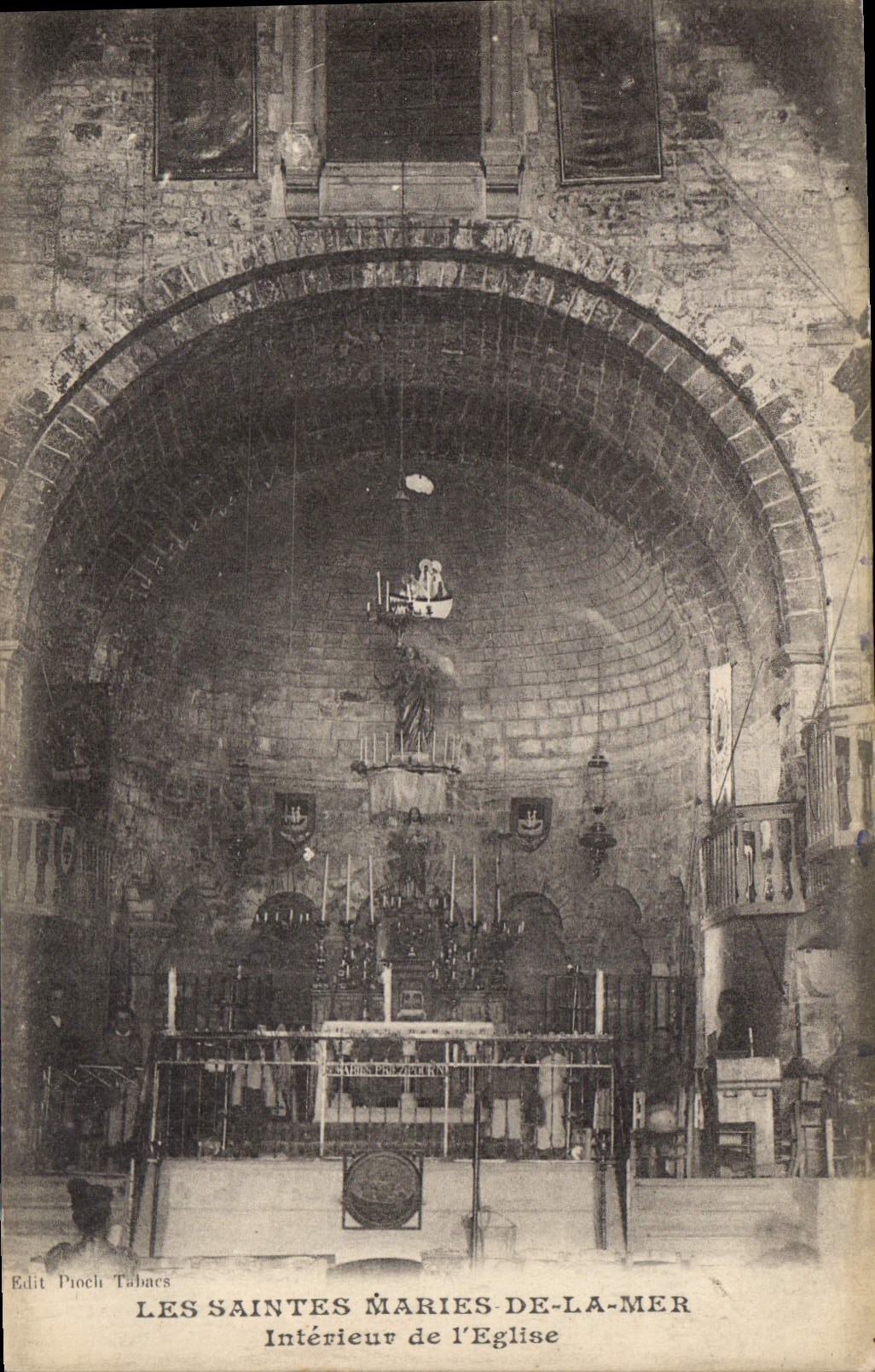 Les Saintes-Maries-de-la-Mer — Intérieur de l'Église — Edit. Pioch Tabacs
