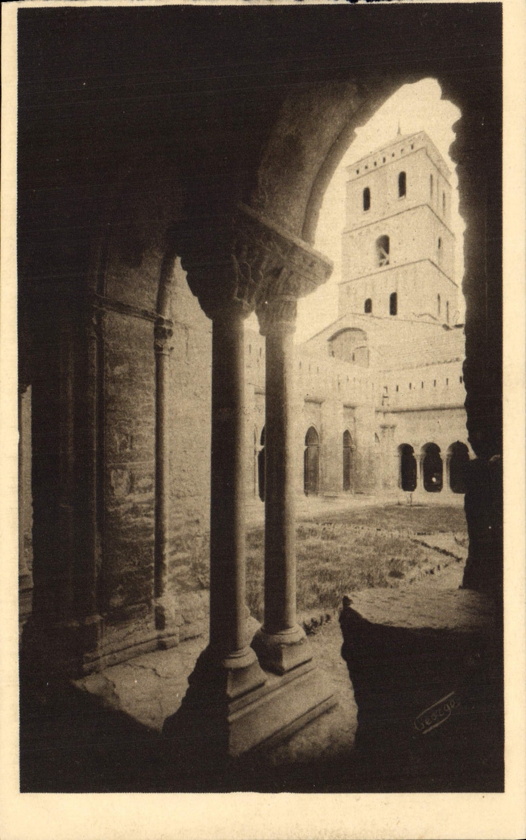 CPA Arles Clocher de la Cathedrale St Trophime vue a travers les galeries du Cloitre 