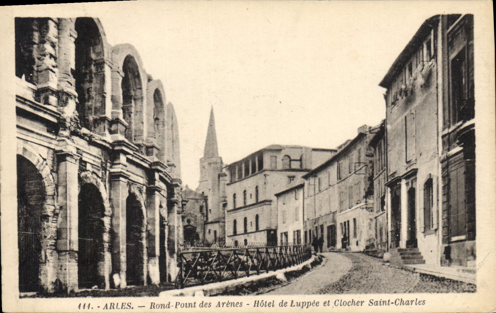 CPA Arles Rond Point des Arnes hotel de Luppee et Clocher Saint Charles 