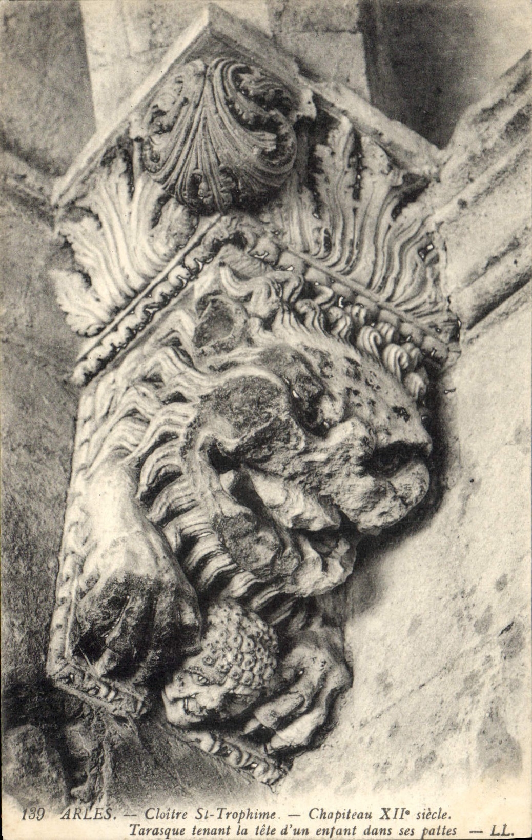Arles — Tarasque tenant la tête d'un enfant dans ses pattes — Chapiteau XIIe siècle — LL.