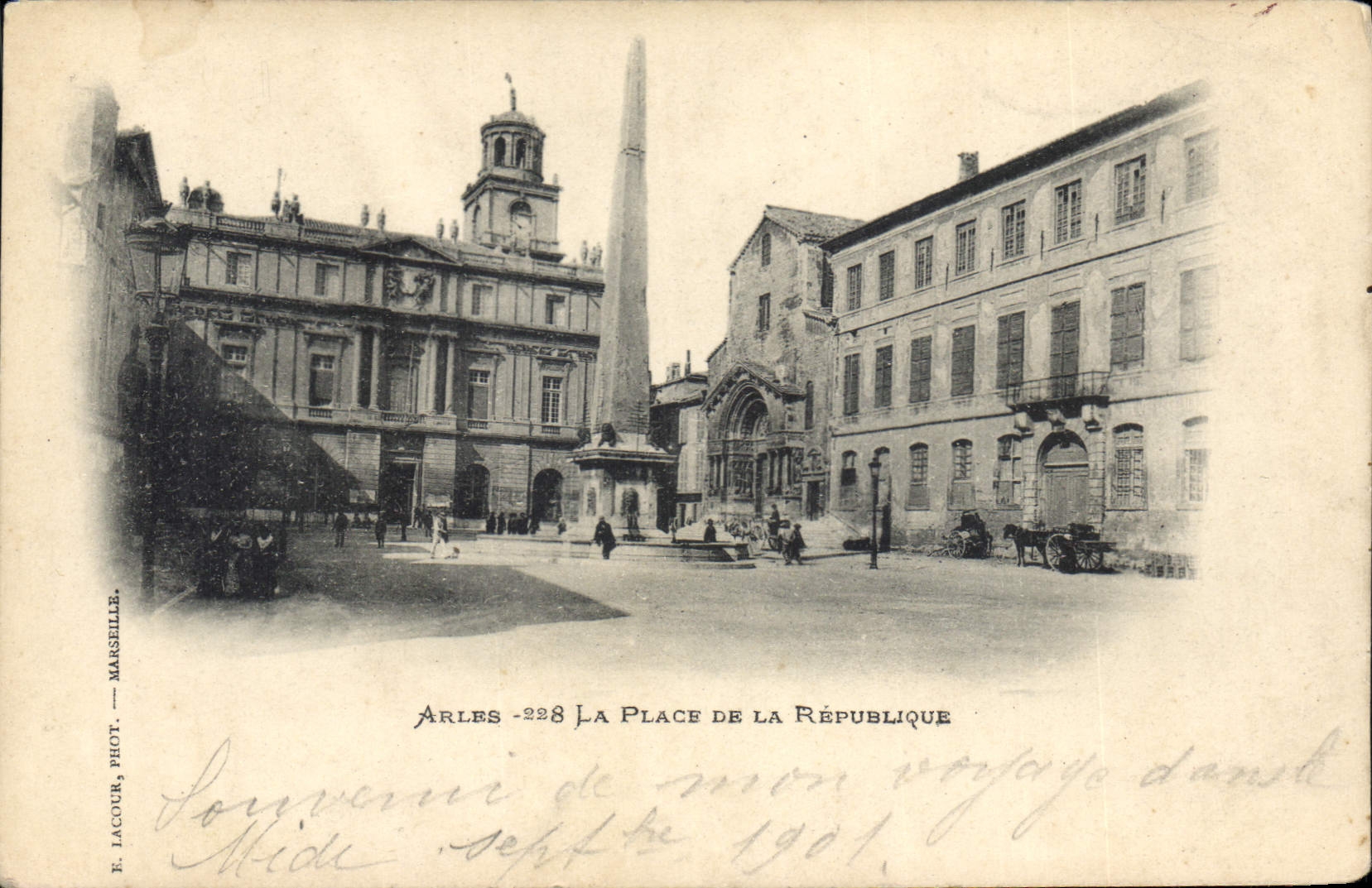 Arles - La Place de la République — E. Lacour, phot. Marseille, n°228