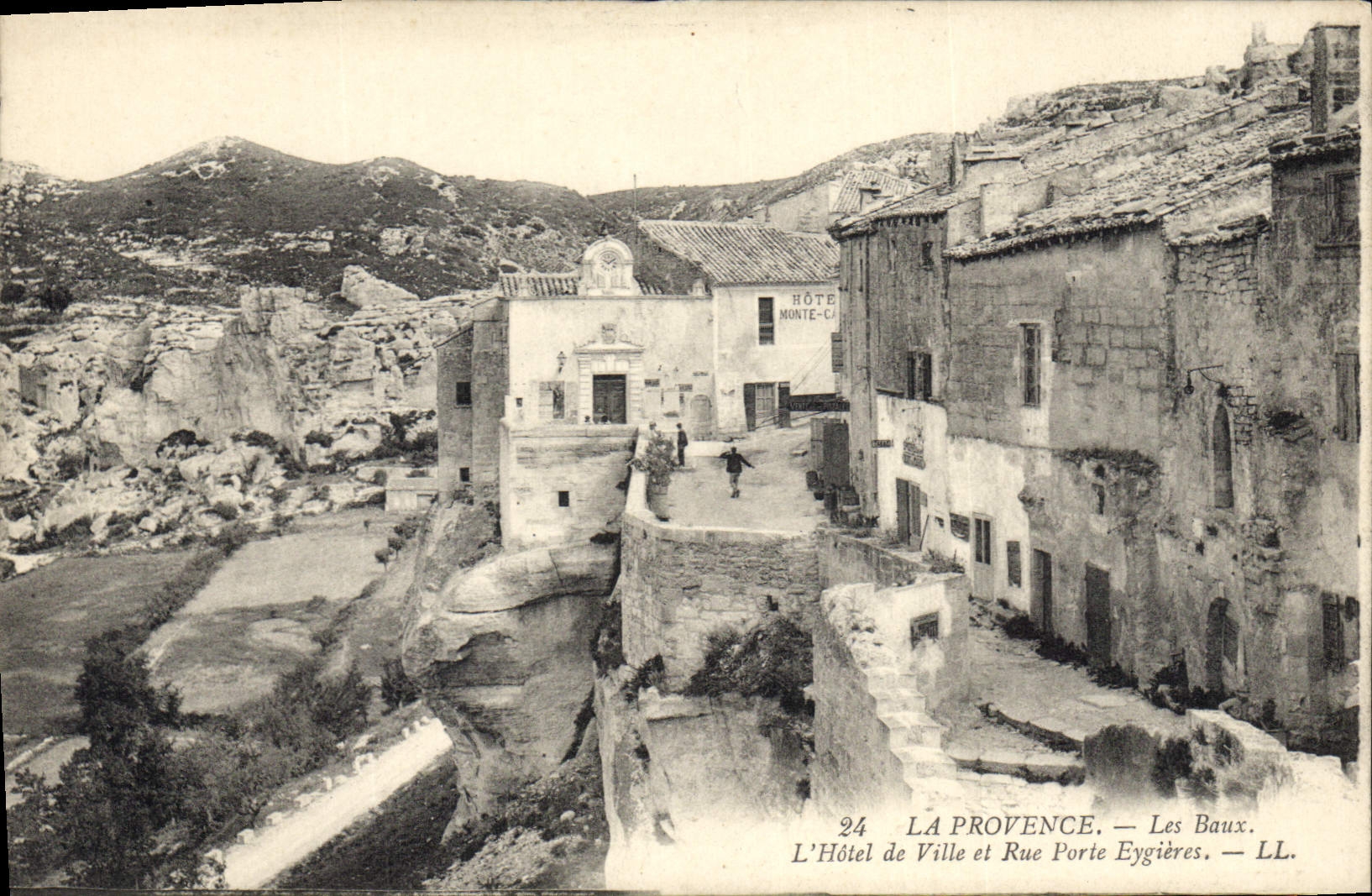 Les Baux-de-Provence — L'Hôtel de Ville et Rue Porte Eygières — LL.