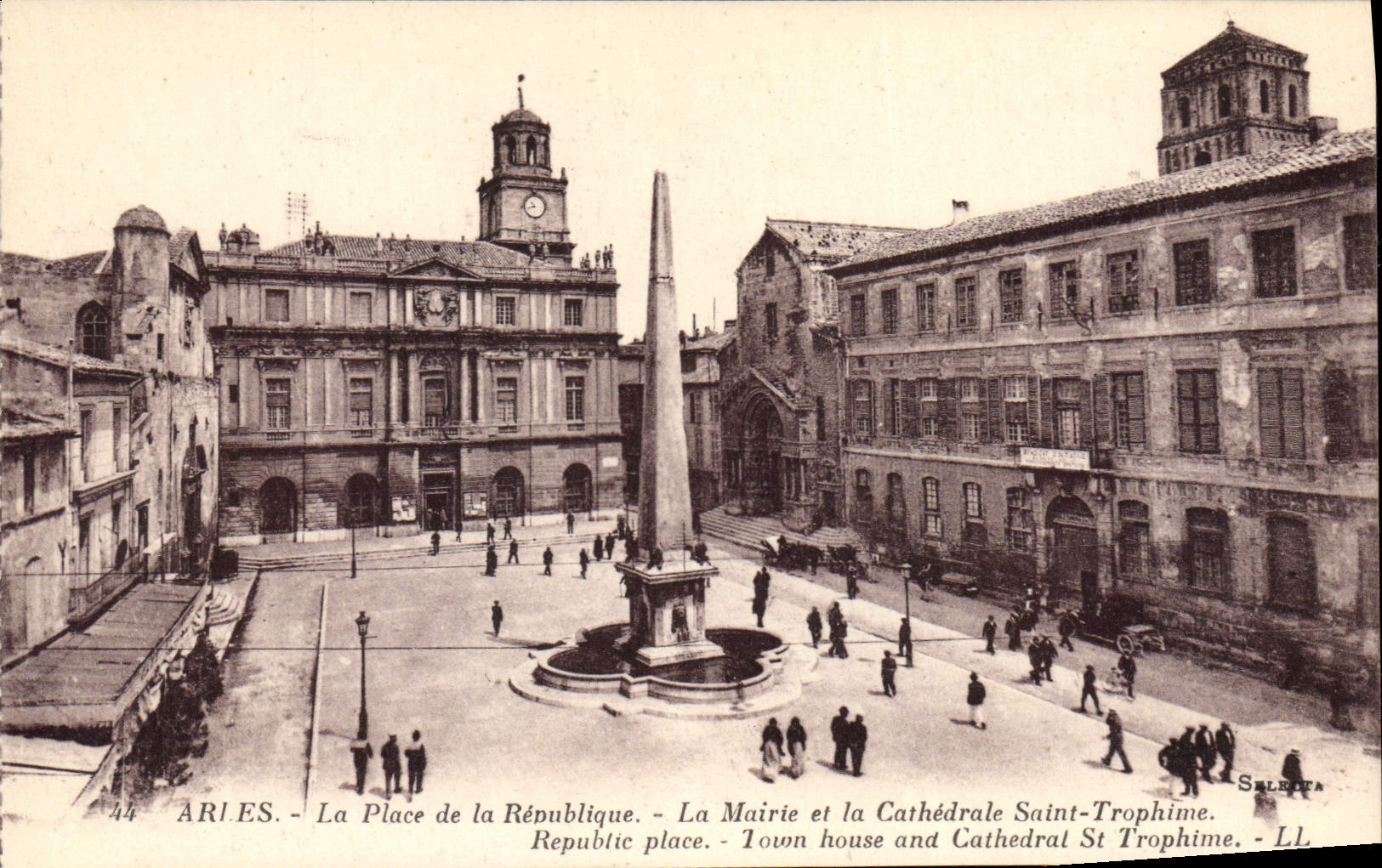 Aries — Place de la République — Das Rathaus und die Kathedrale Saint-Trophime
