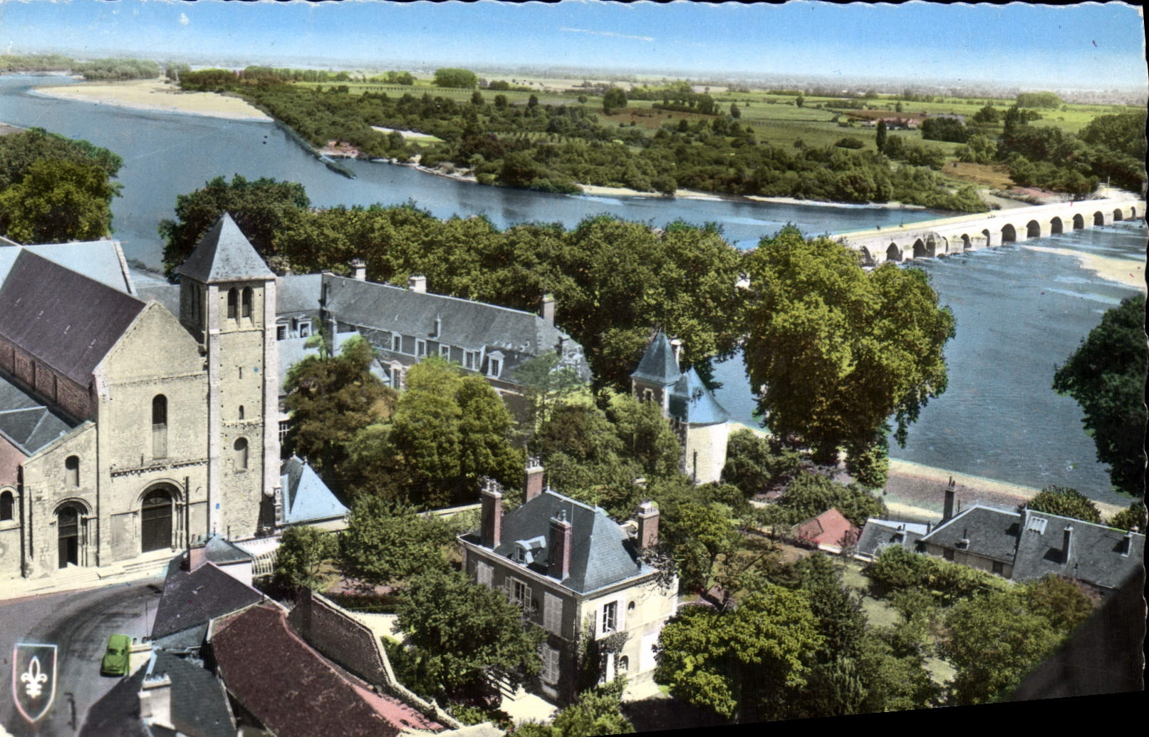 Beaugency (Loiret) — L'Ancienne Abbaye et la Loire — Éditions Interluc