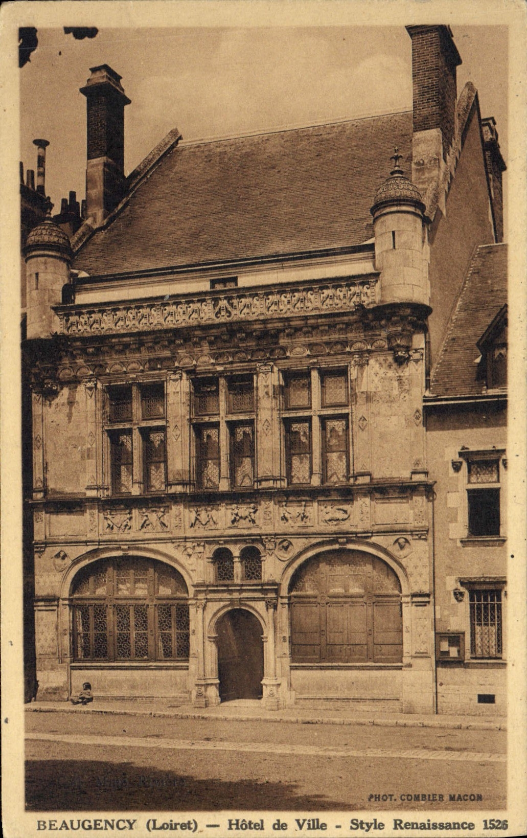 Beaugency (Loiret) — Hôtel de Ville — Style Renaissance 1526 — Phot. Combier Macon