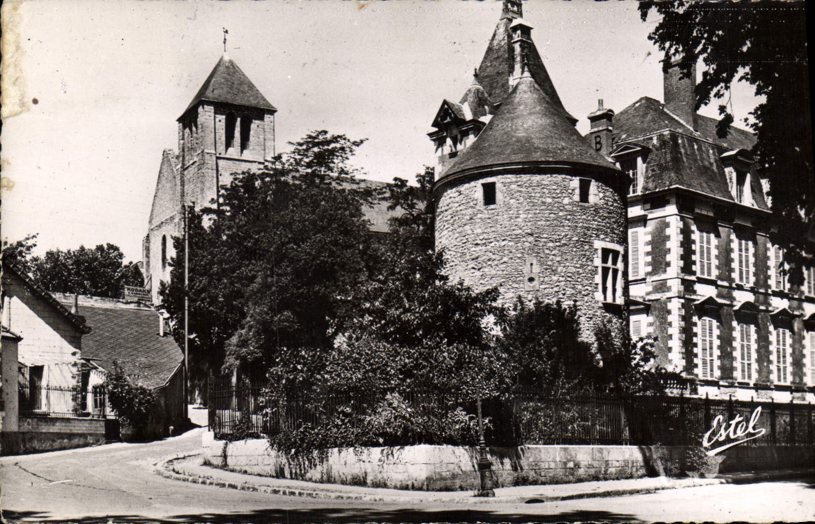 Beaugency — La Tour du Diable et l'Église Notre-Dame — Estel