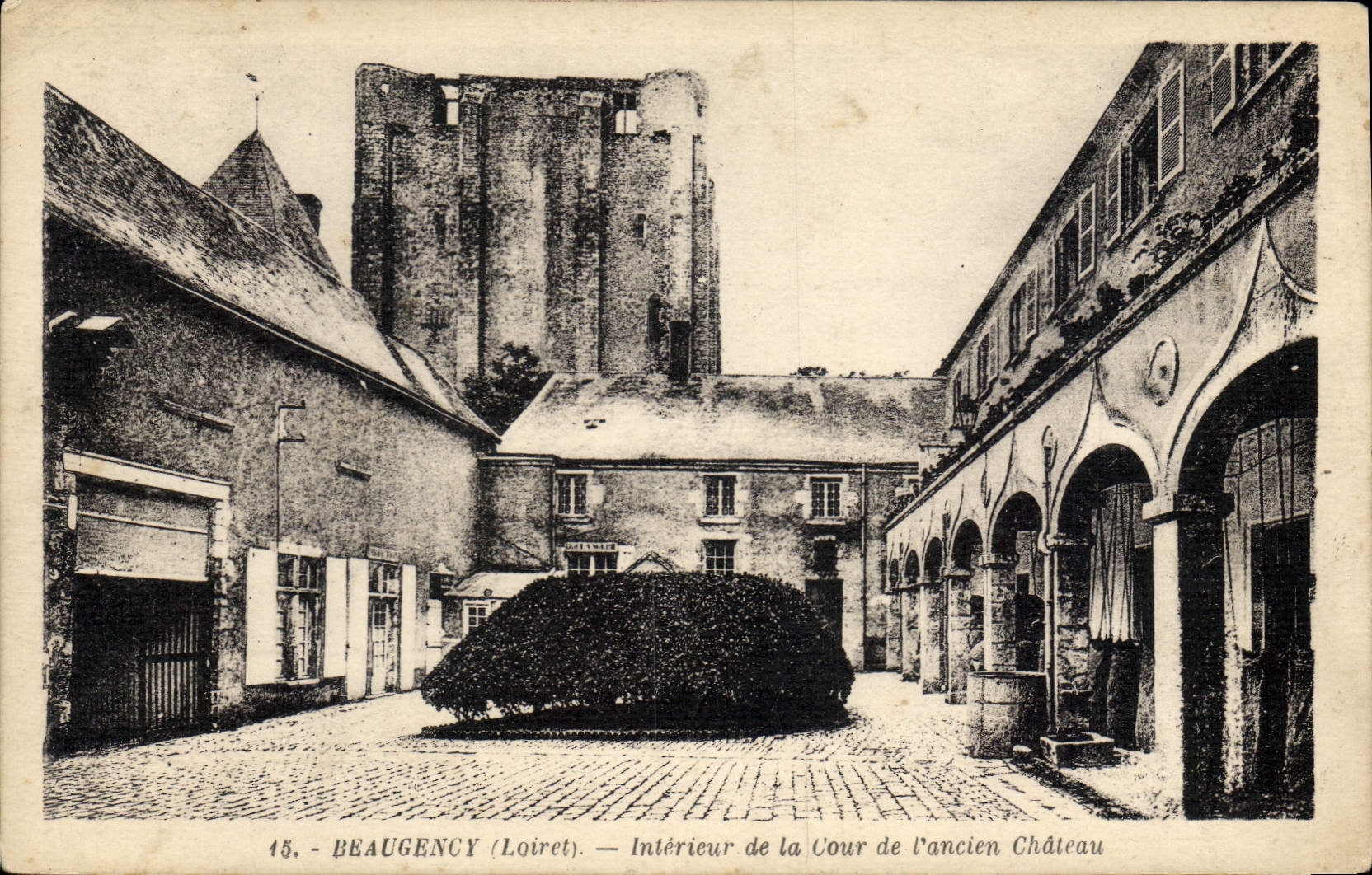 Beaugency (Loiret) — Intérieur de la Cour de l'ancien Château — Édition Laurent Beaugency n°45