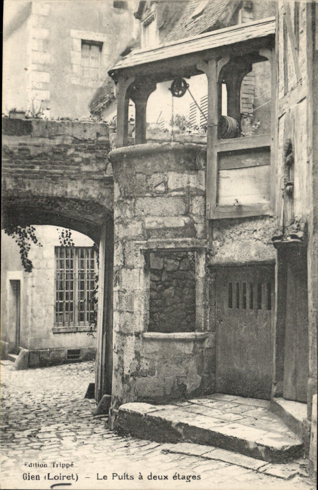 CPA Gien Loiret Le Puits a deux etages 