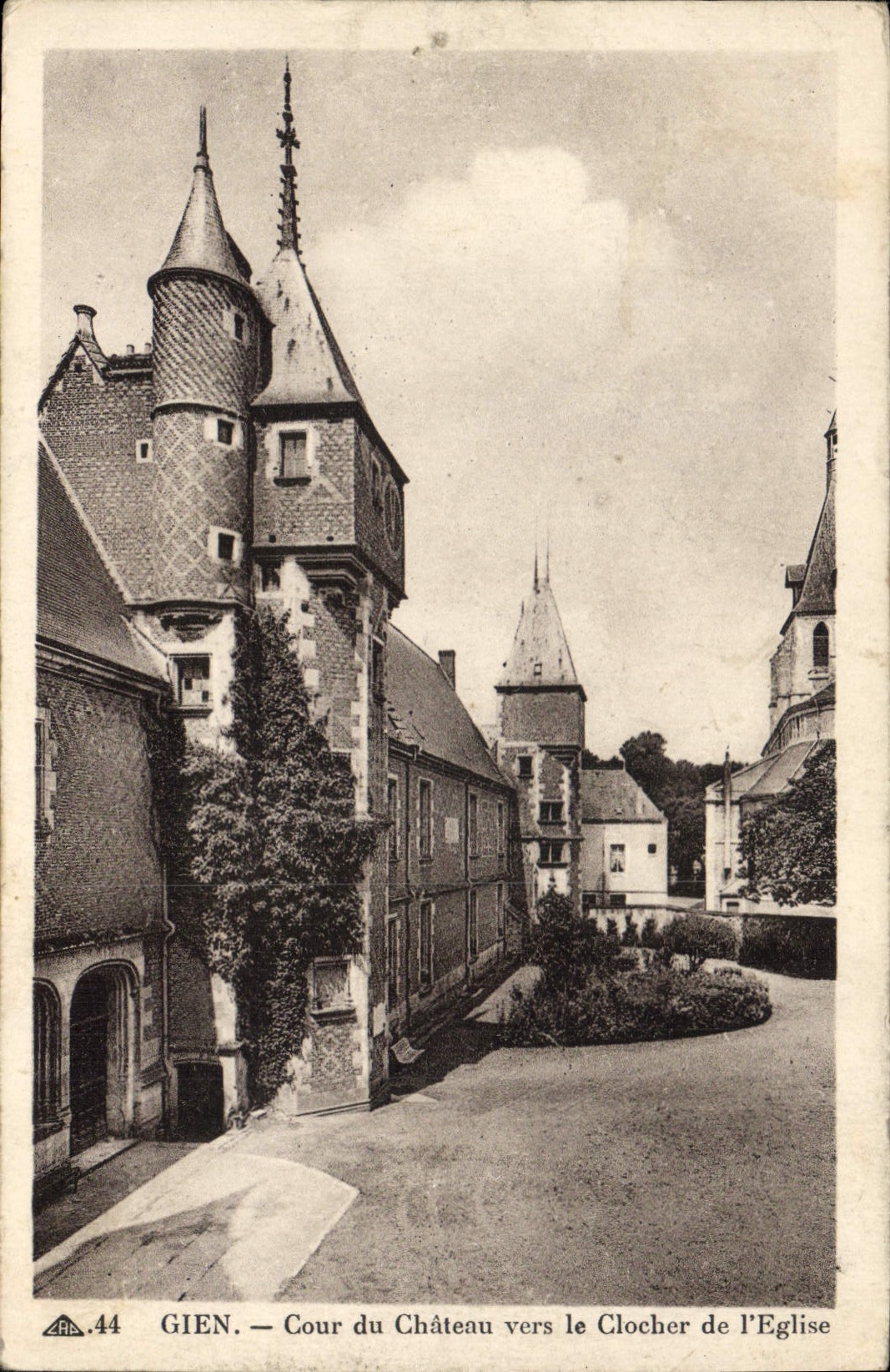 Giën — Cour du Château vers le Clocher de l'Église — Éditeur A.44