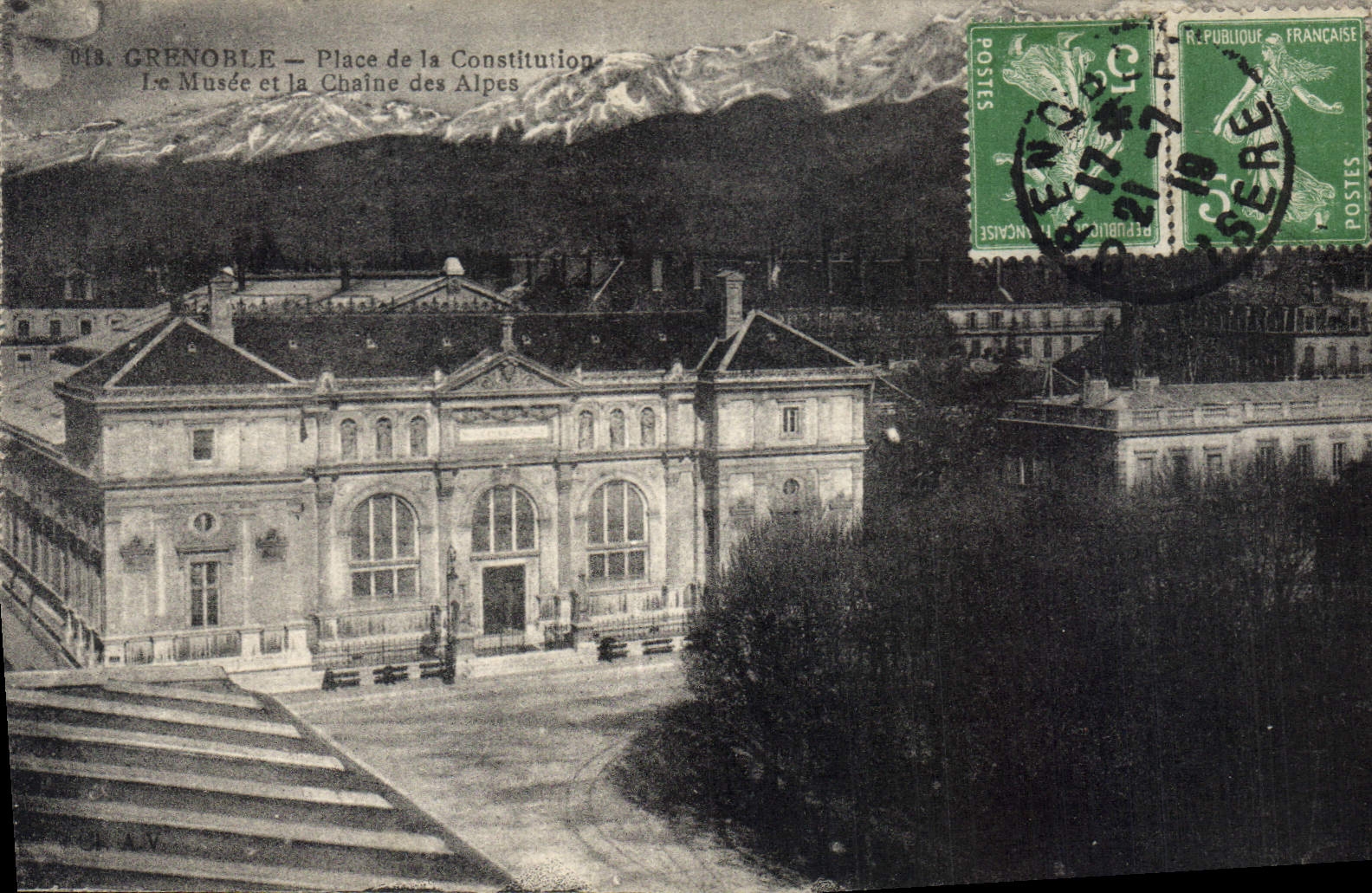 Grenoble — Place de la Constitution — Le Musée et la Chaîne des Alpes
