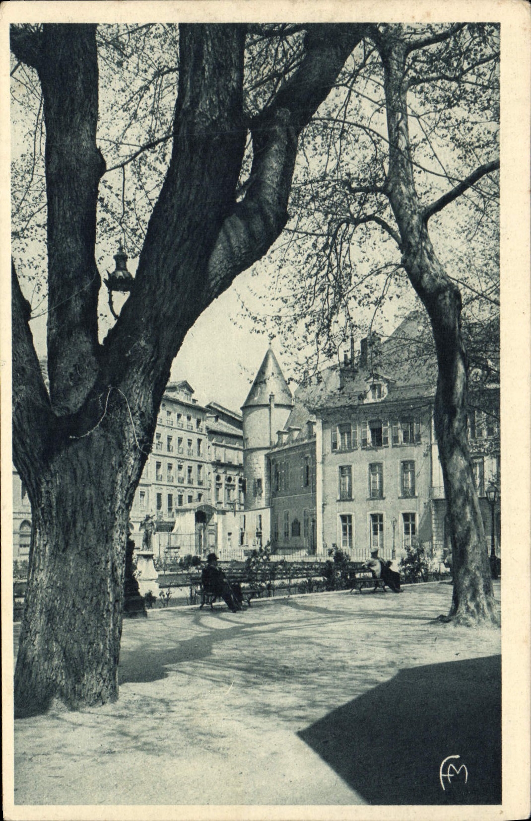 CPA Grenoble Le Jardin de Ville et la Tour 