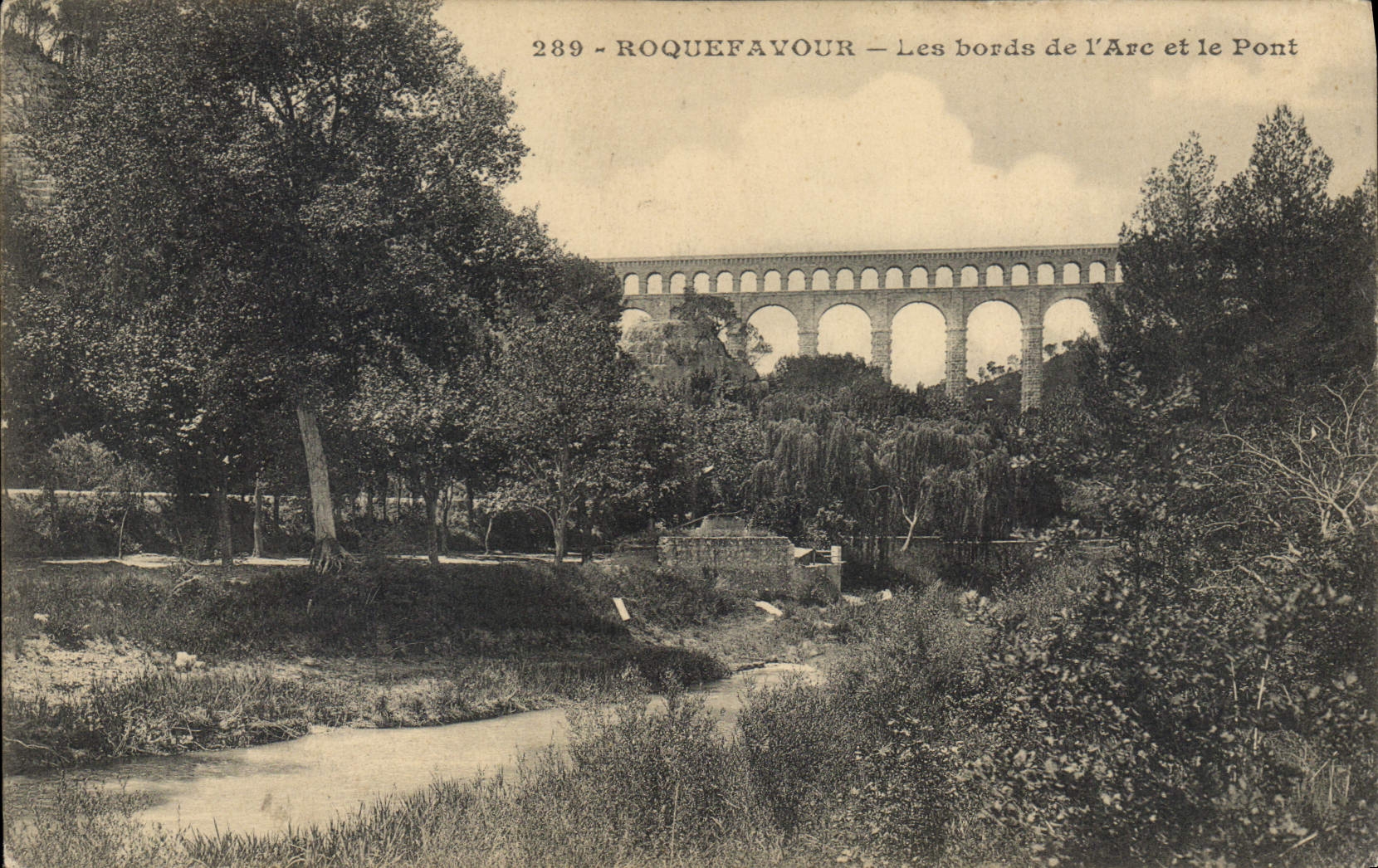 CPA Roquefavour Les bords de l'Arc et le Pont 
