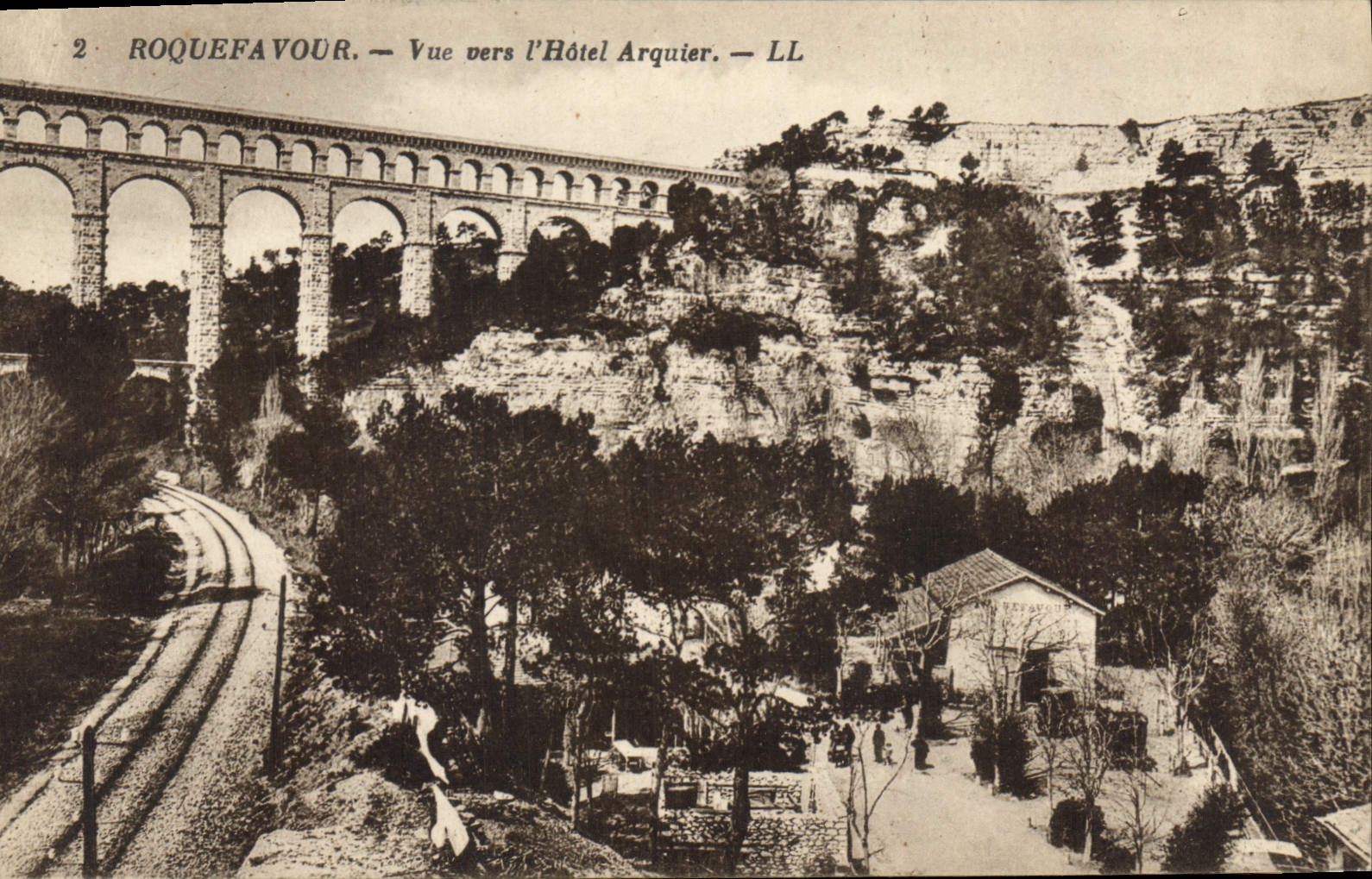 CPA Roquefavour vue vers l'Hotel Arquier 