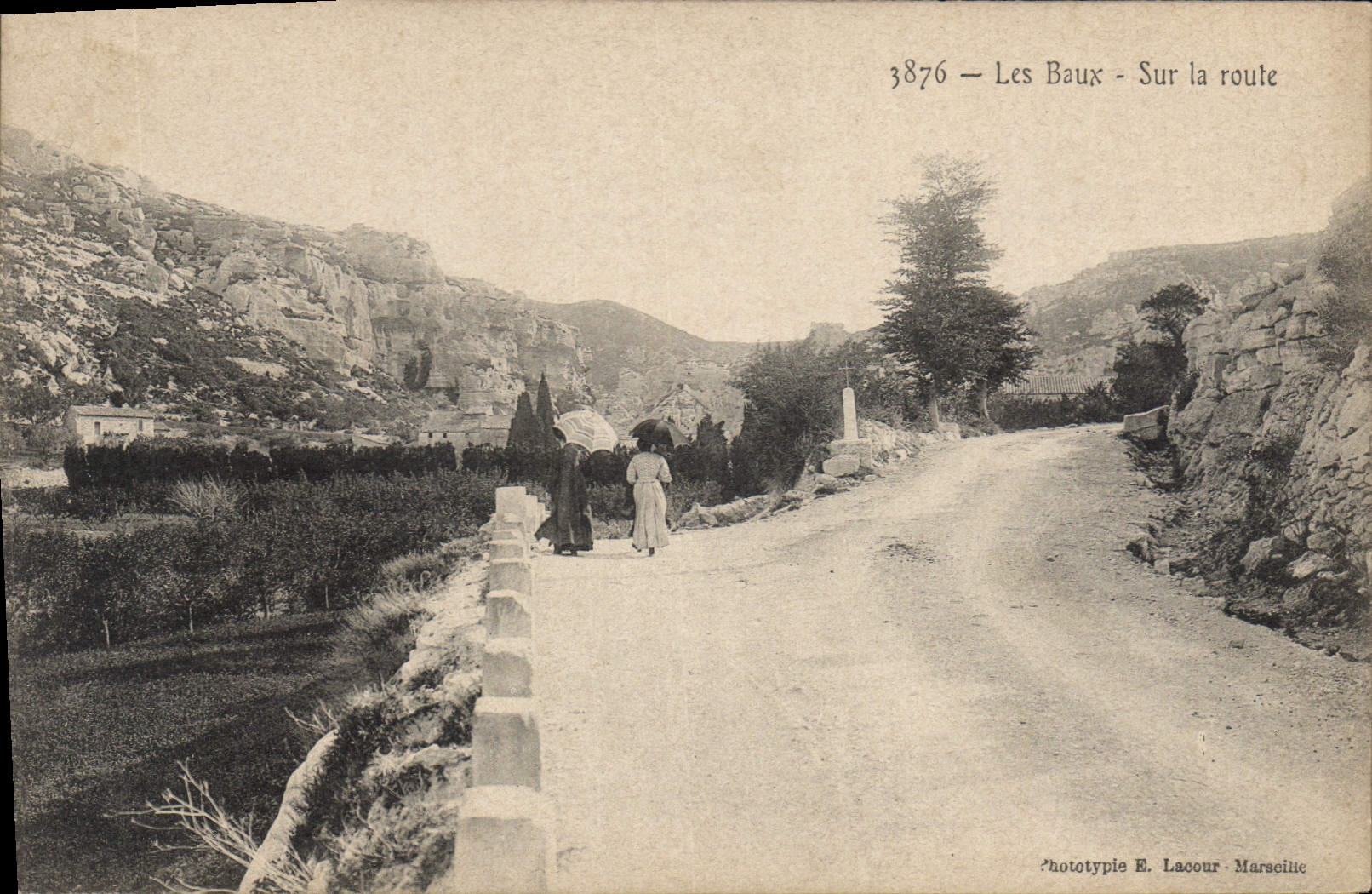Les Baux - Sur la route — Phototypie E. Lacour - Marseille