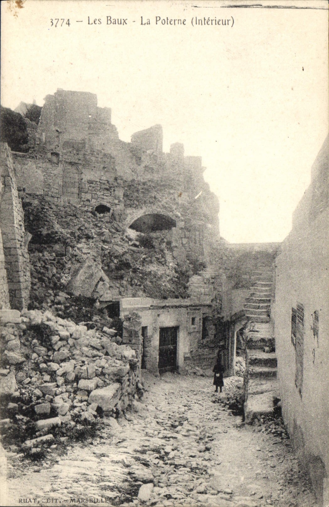 Les Baux - La Poterne (Intérieur) — Ruines et escaliers — Édit. Ruat, Marsilliers