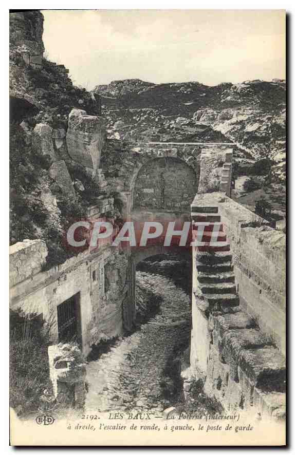 LES BAUX — La Poterne (intérieur) — à droite, l'escalier de ronde, à gauche, le poste de garde