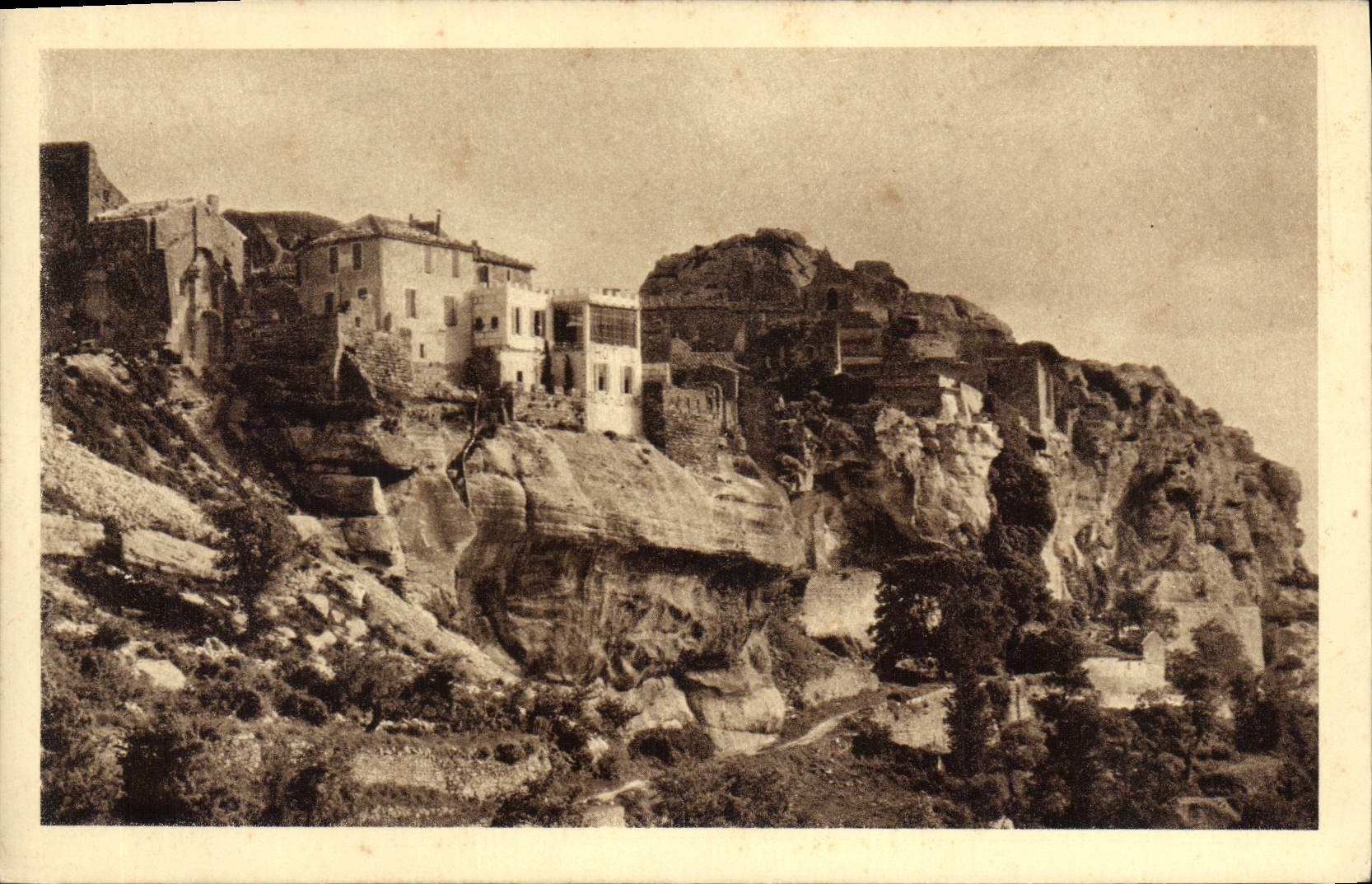 Les Baux — Vue du village perché — Hôtel de la Reine Jeanne