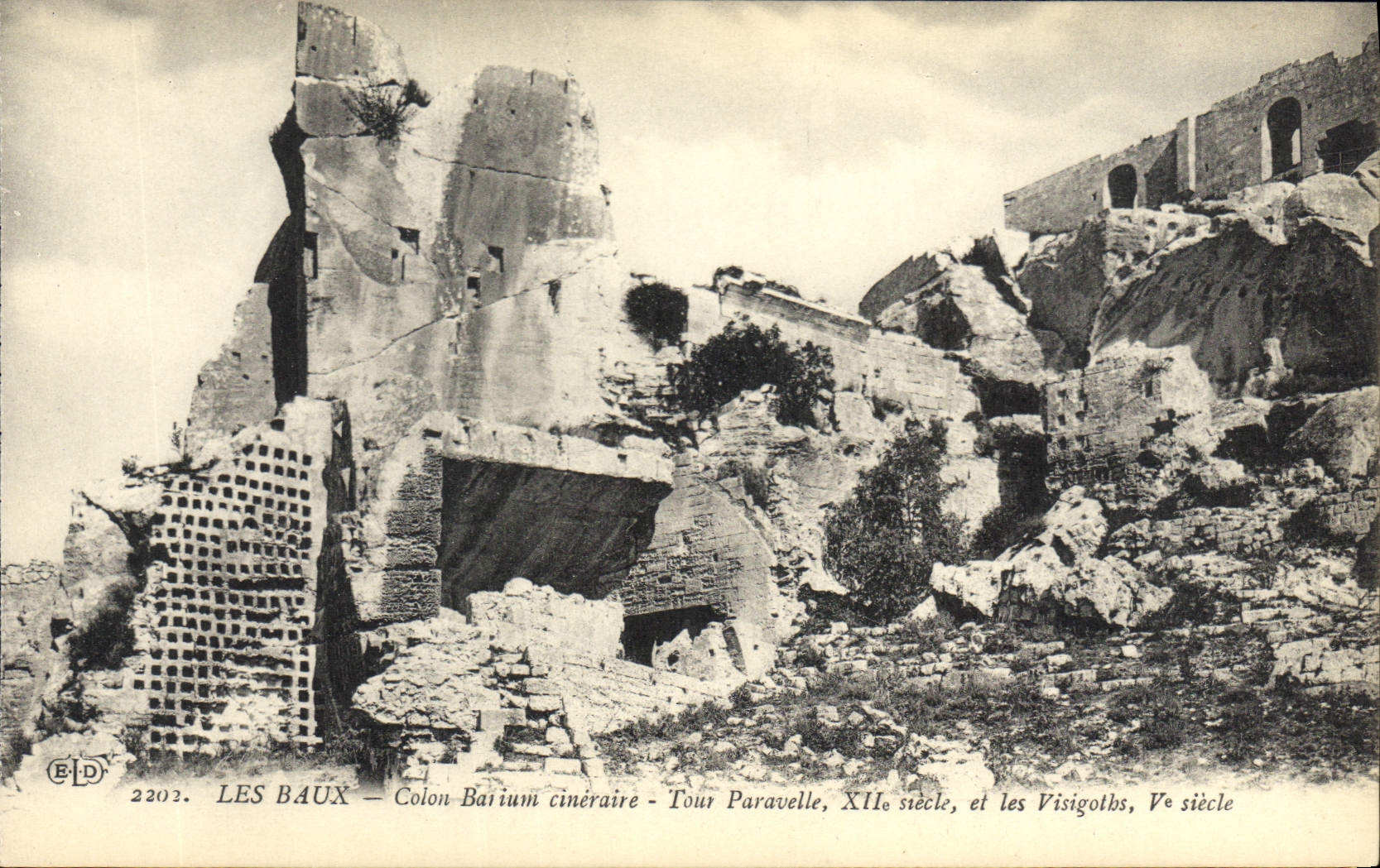 Les Baux — Colon Barium cinéraire, Tour Paravelle, XIIe siècle, et les Visigoths, Ve siècle
