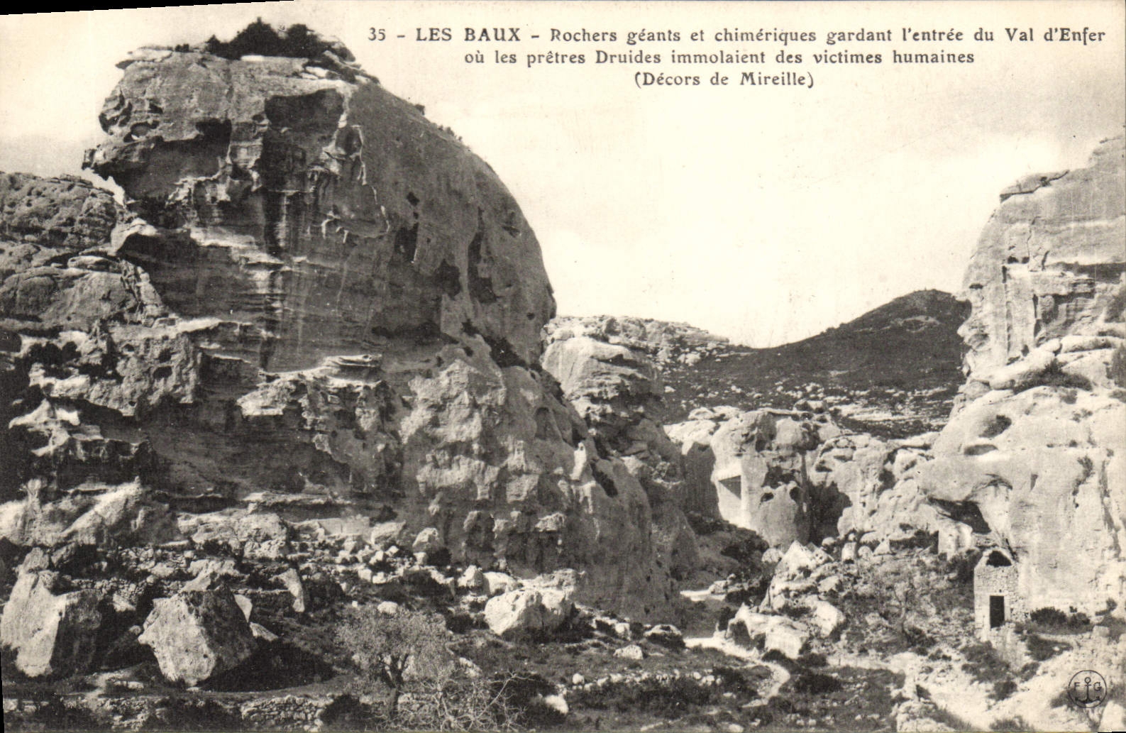Les Baux - Rochers géants et chimériques gardant l'entrée du Val d'Enfer — Décors de Mireille — n°35