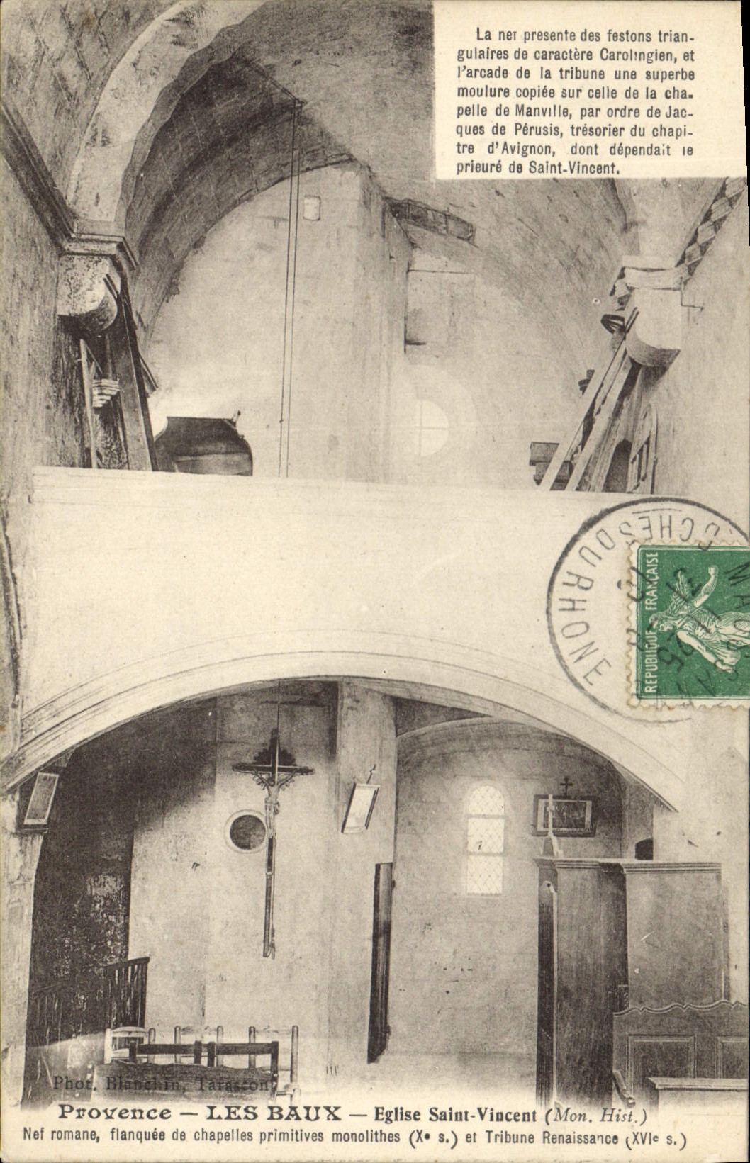 Provence — Les Baux — Kirche Saint-Vincent (Historisches Denkmal) — Römische Kirchenschiff, von monolithischen ursprünglichen Kapellen flankiert (10. Jh.) und Renaissance-Galerie (16. Jh.)