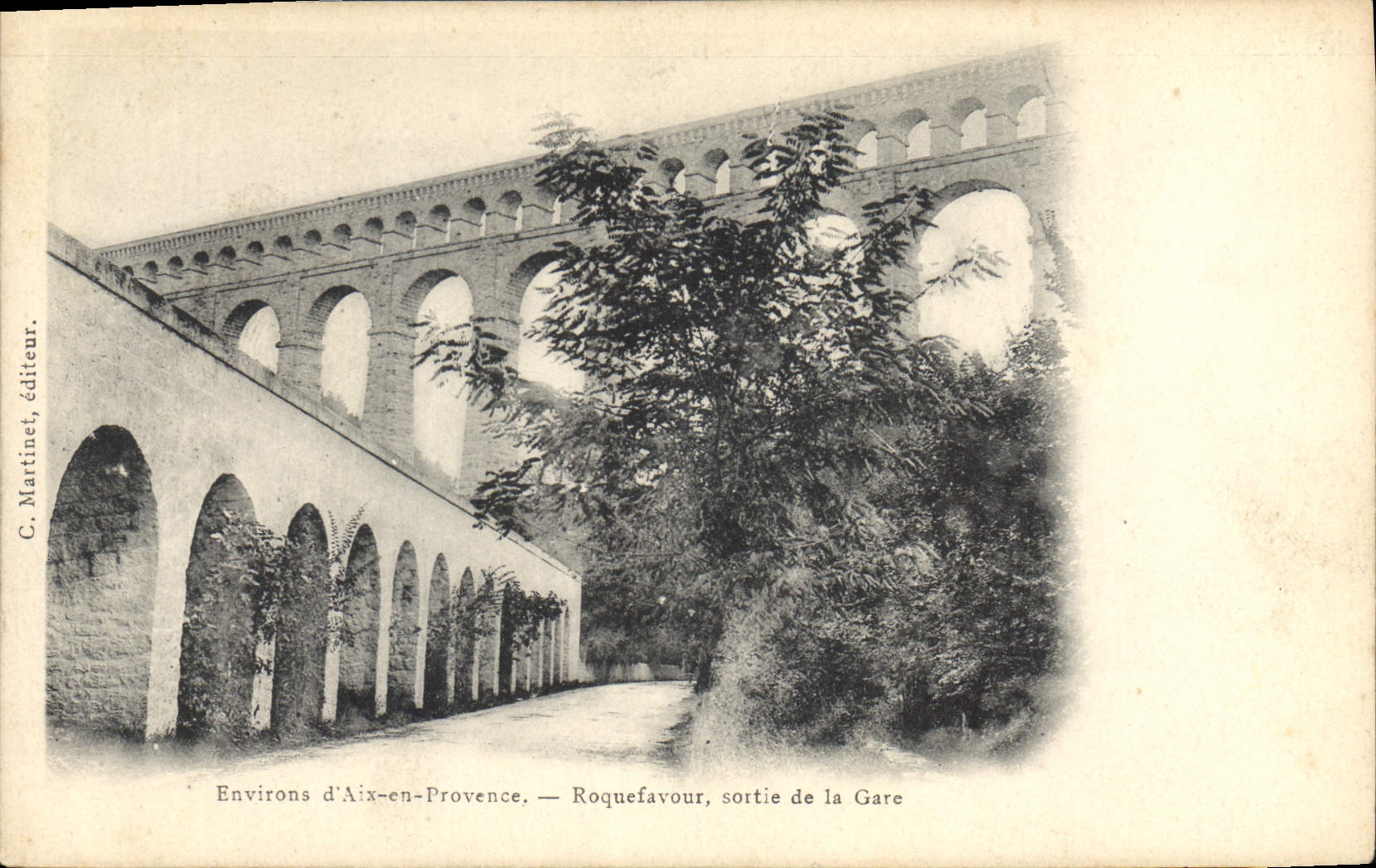 CPA Environs d'Aix en Provence Roquefavour sortie de la Gare 