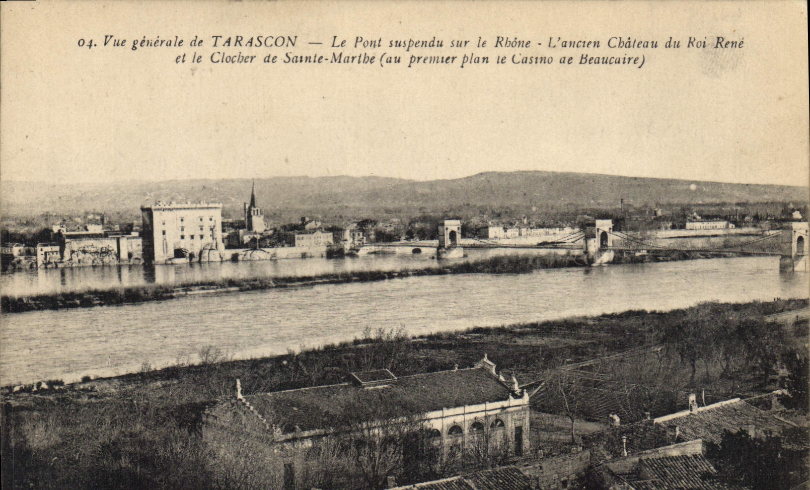 Tarascon — Vue générale avec le pont suspendu sur le Rhône, l'ancien château du Roi René et le clocher de Sainte-Marthe — éditeur non visible, n° de série 04