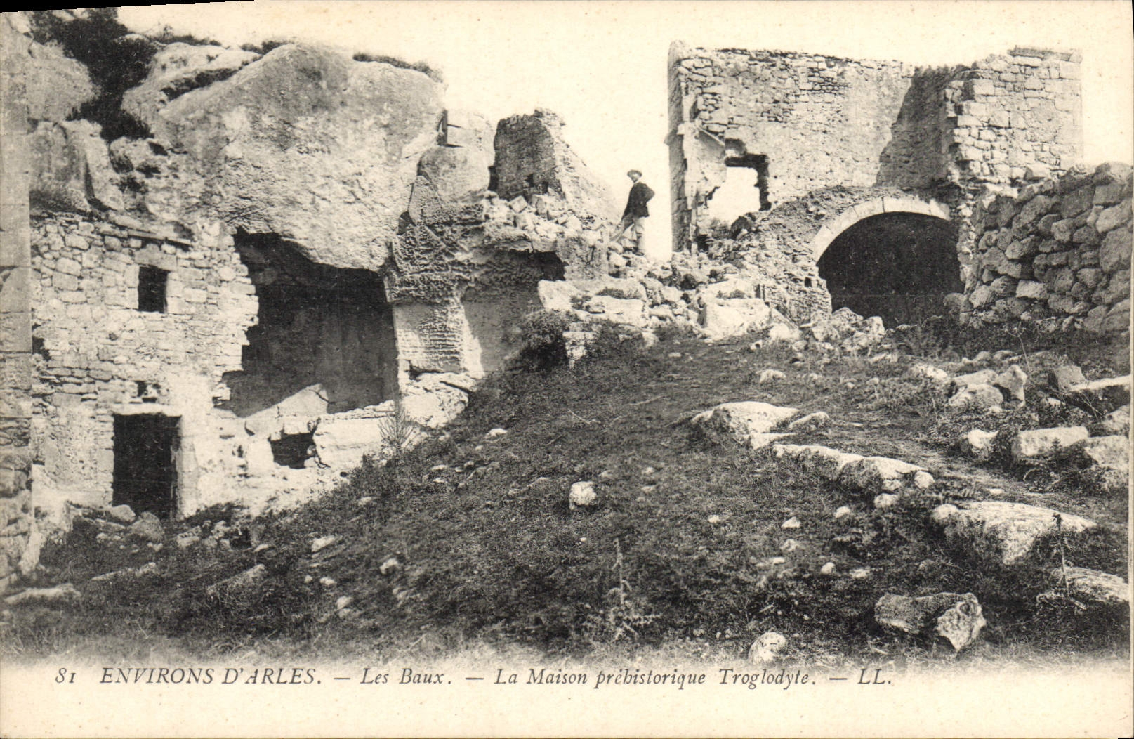CPA Environs d'Arles Les Baux La Maison prehistorique Troglodyte 