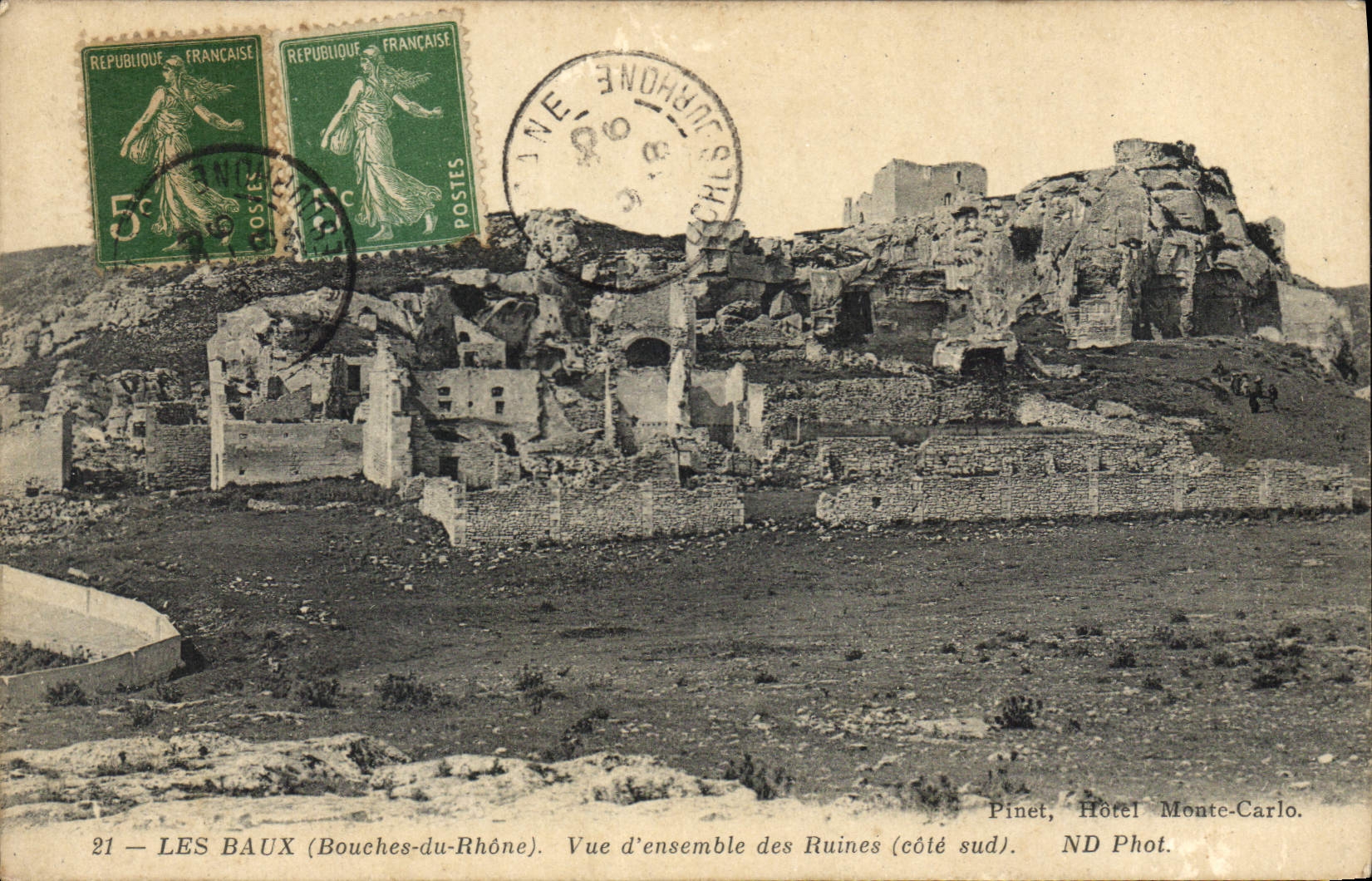 Les Baux (Bouches-du-Rhône) — Vue d'ensemble des Ruines (côté sud) — Pinet, Hôtel Monte-Carlo, n°21