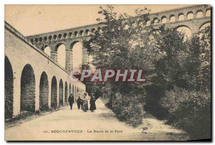 CPA Roquefavour la route et le pont 