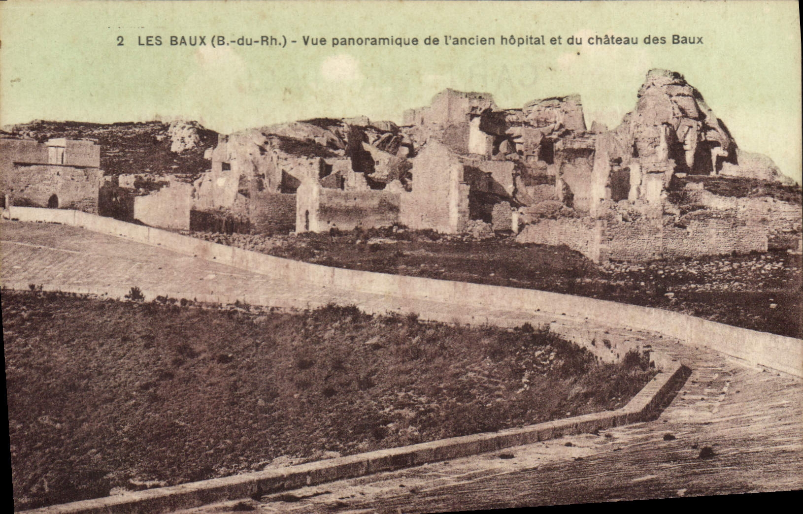 Les Baux (B.-du-Rh.) — Vue panoramique de l'ancien hôpital et du château des Baux