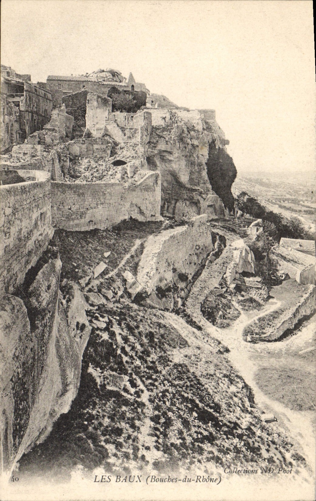 Les Baux (Bouches-du-Rhône) — vue des ruines sur falaise — Collections ND Phot, n°40