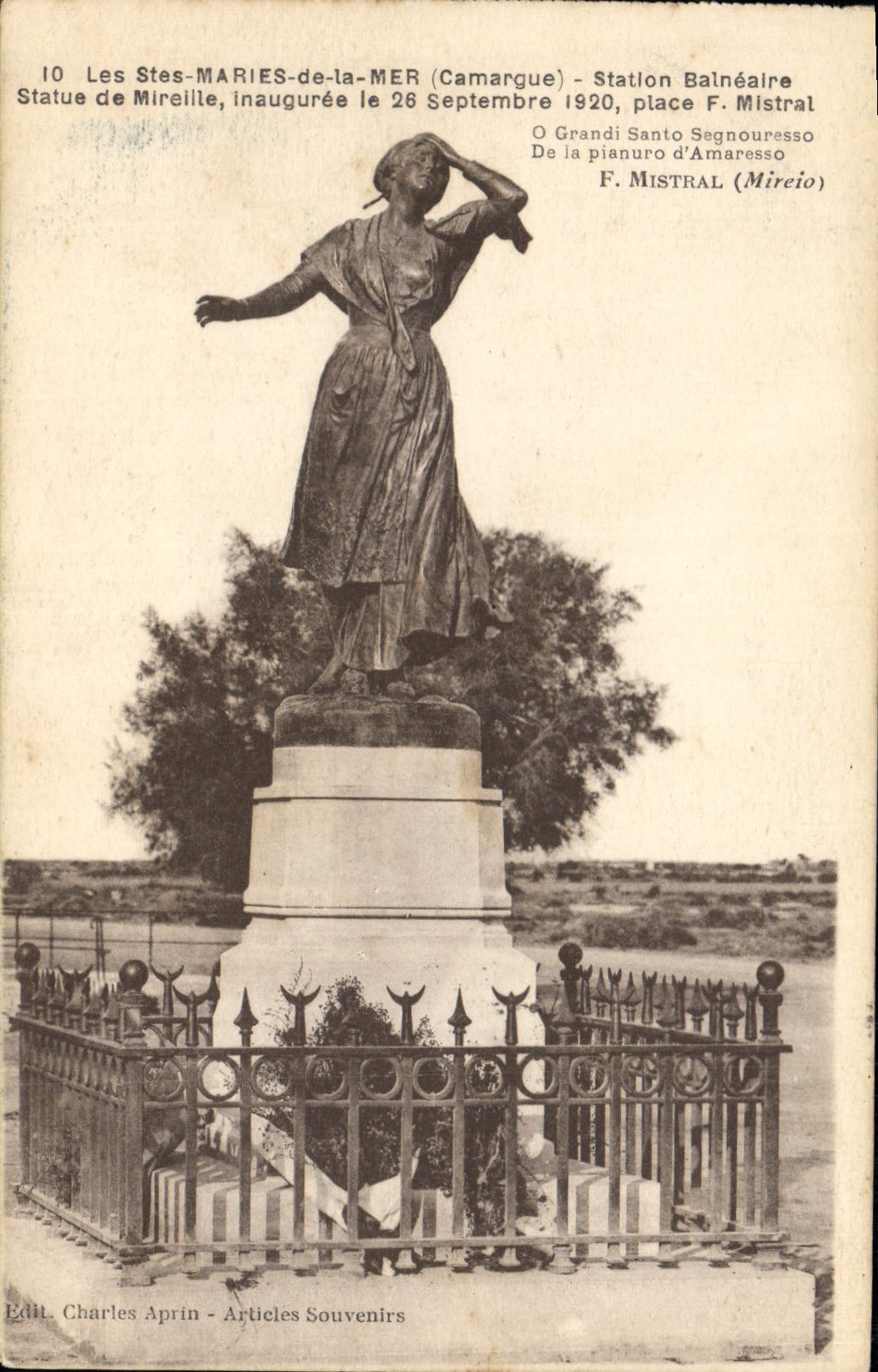 Les Saintes-Maries-de-la-Mer (Camargue) — Statue de Mireille inaugurée le 26 septembre 1920, place F. Mistral — Edit. Charles Aprin