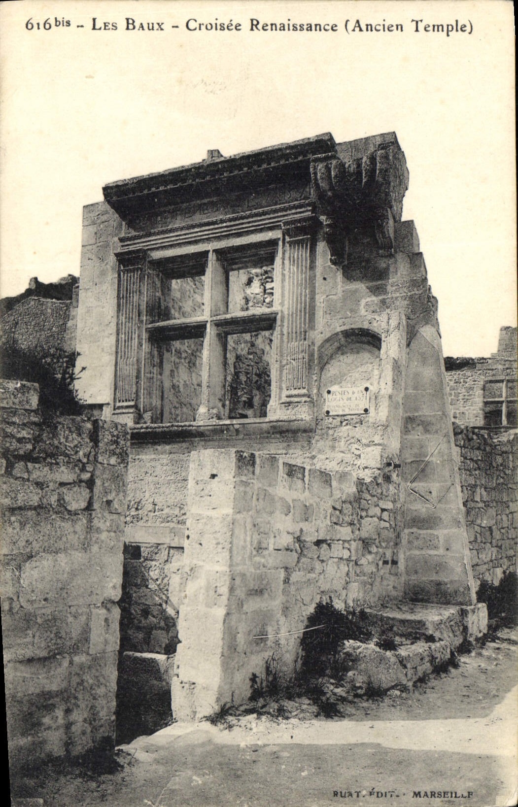 CPA Les Baux Croisee Renaissance Ancien Temple 