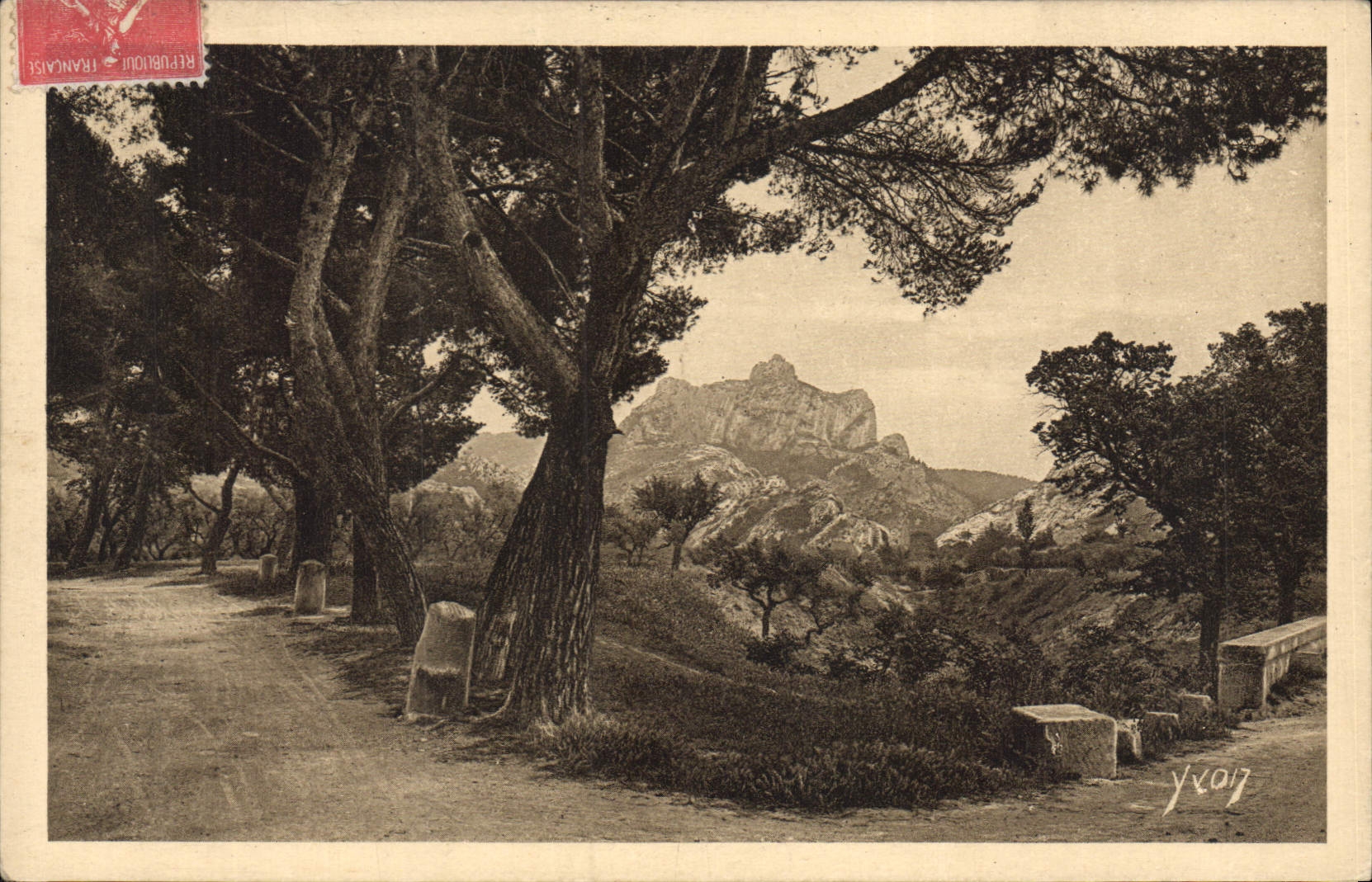 Les Alpilles von der Route de St-Rémy aux Baux gesehen — Kunstausgabe YVON